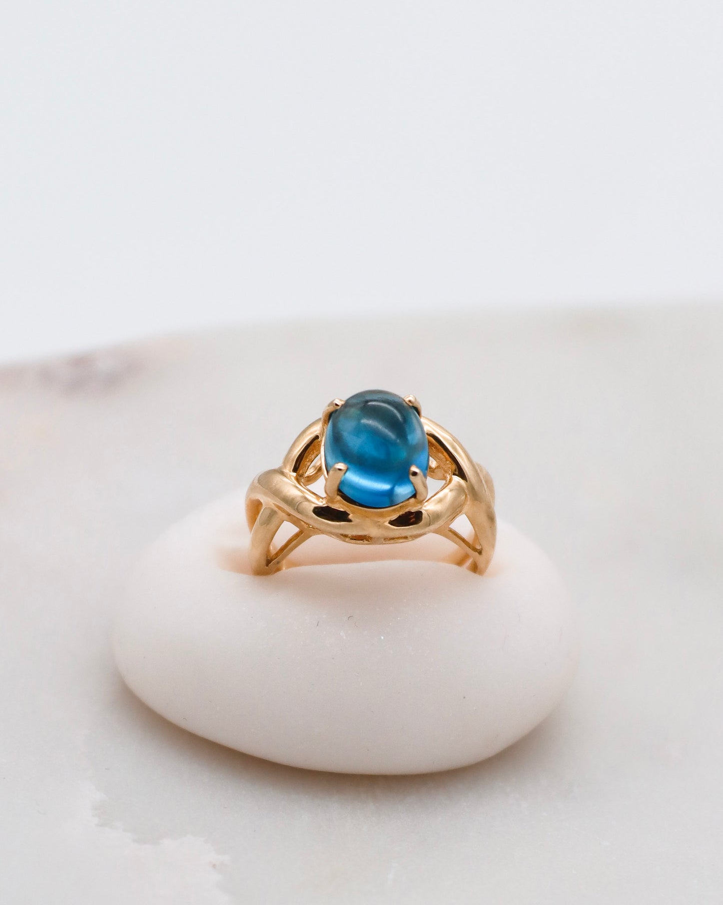Vintage-Ring Rosalind mit 2ct facettiertem Topas (W/SV), Schleifen-Ringschiene in 585/-Gelbgold – erhältlich in München und Augsburg