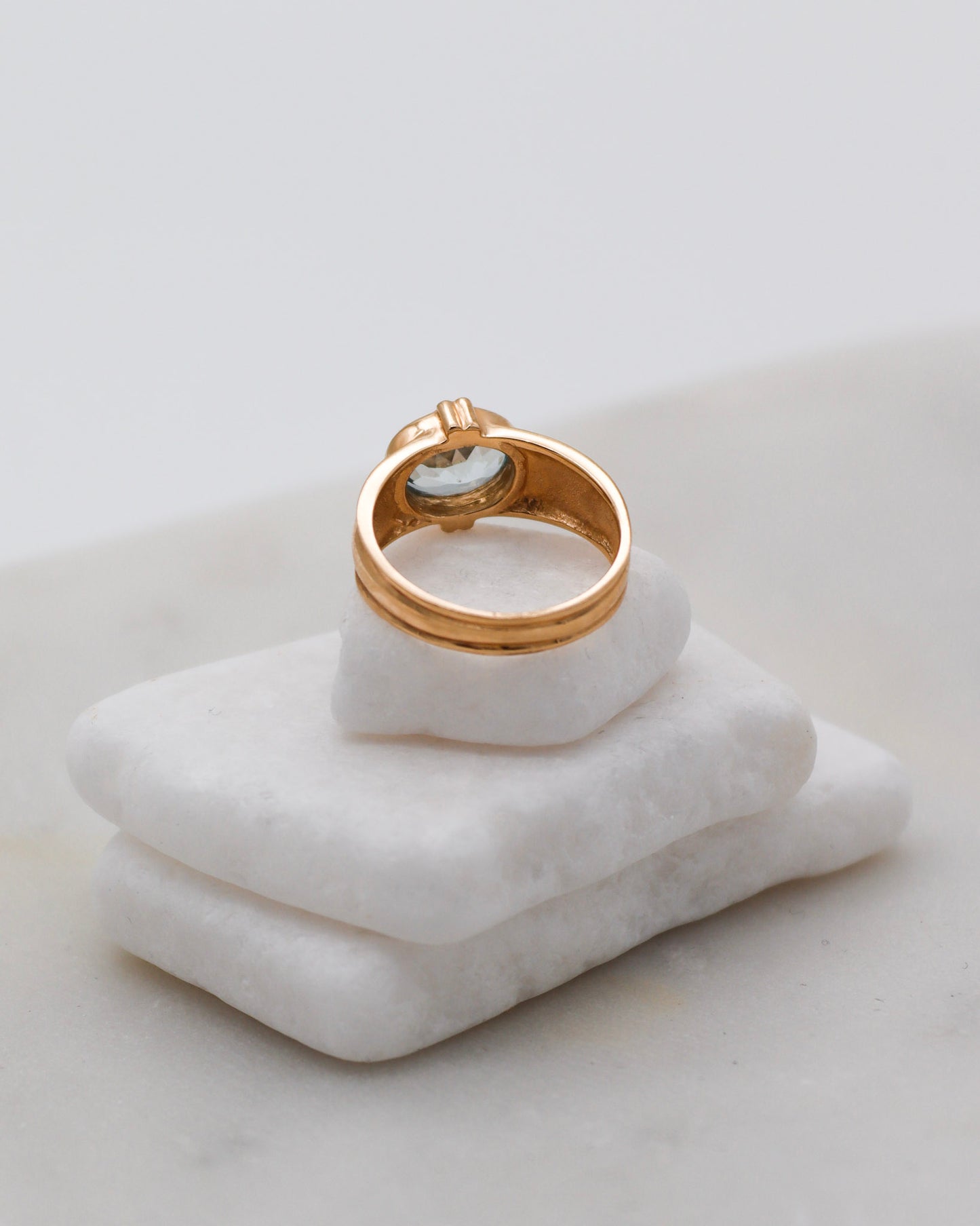 Vintage-Ring Uma mit 1.5ct quer gefasstem Aquamarin in glatter Bezel-Fassung, breite Ringschiene aus 585/-Gelbgold – erhältlich in München und Augsburg