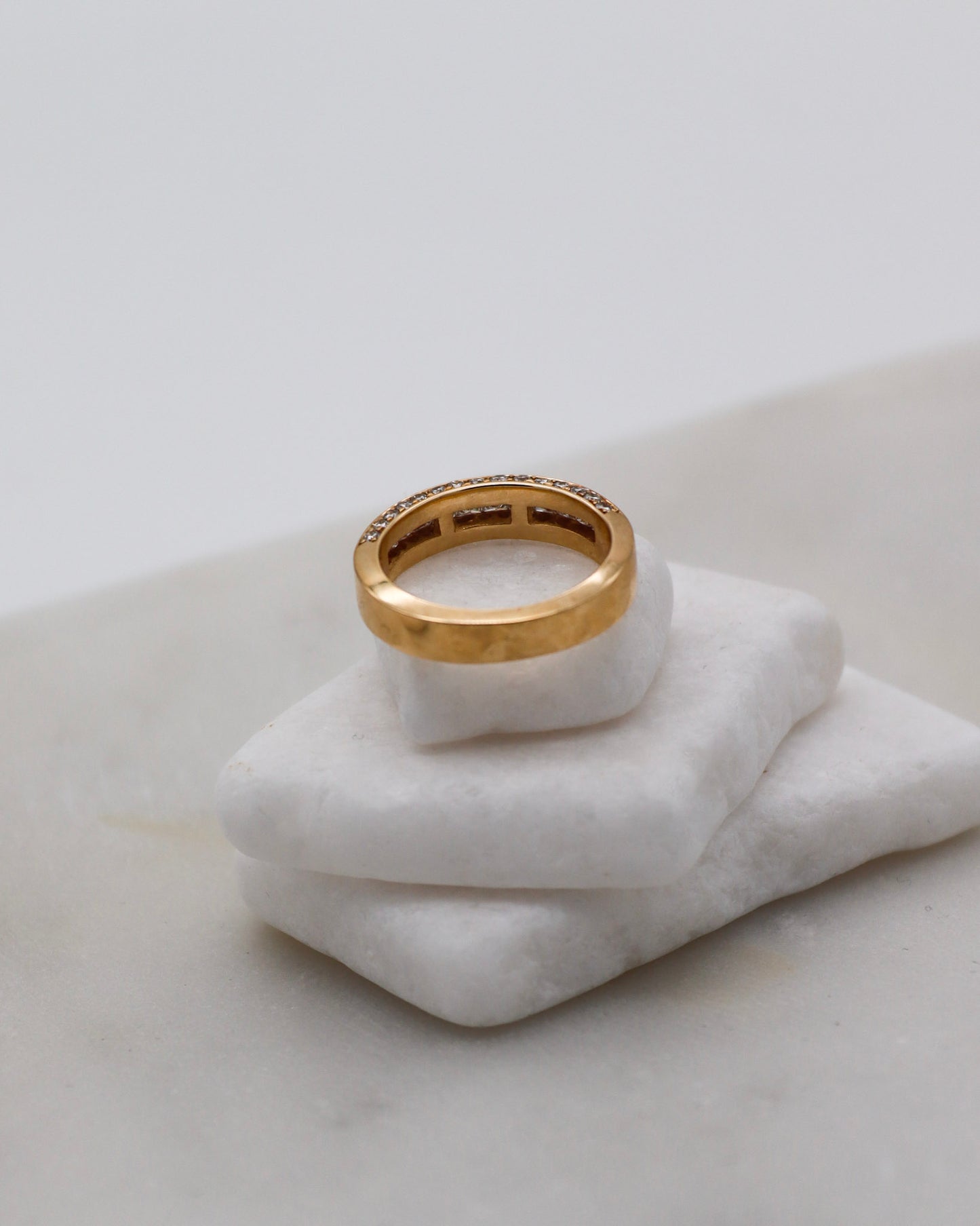 Vintage-Ring Xenia mit 1.14ct Diamanten (Brillanten & Princess Cut) in Verschnitt- und Invisible-Fassung aus 585/-Gelbgold – erhältlich in München und Augsburg