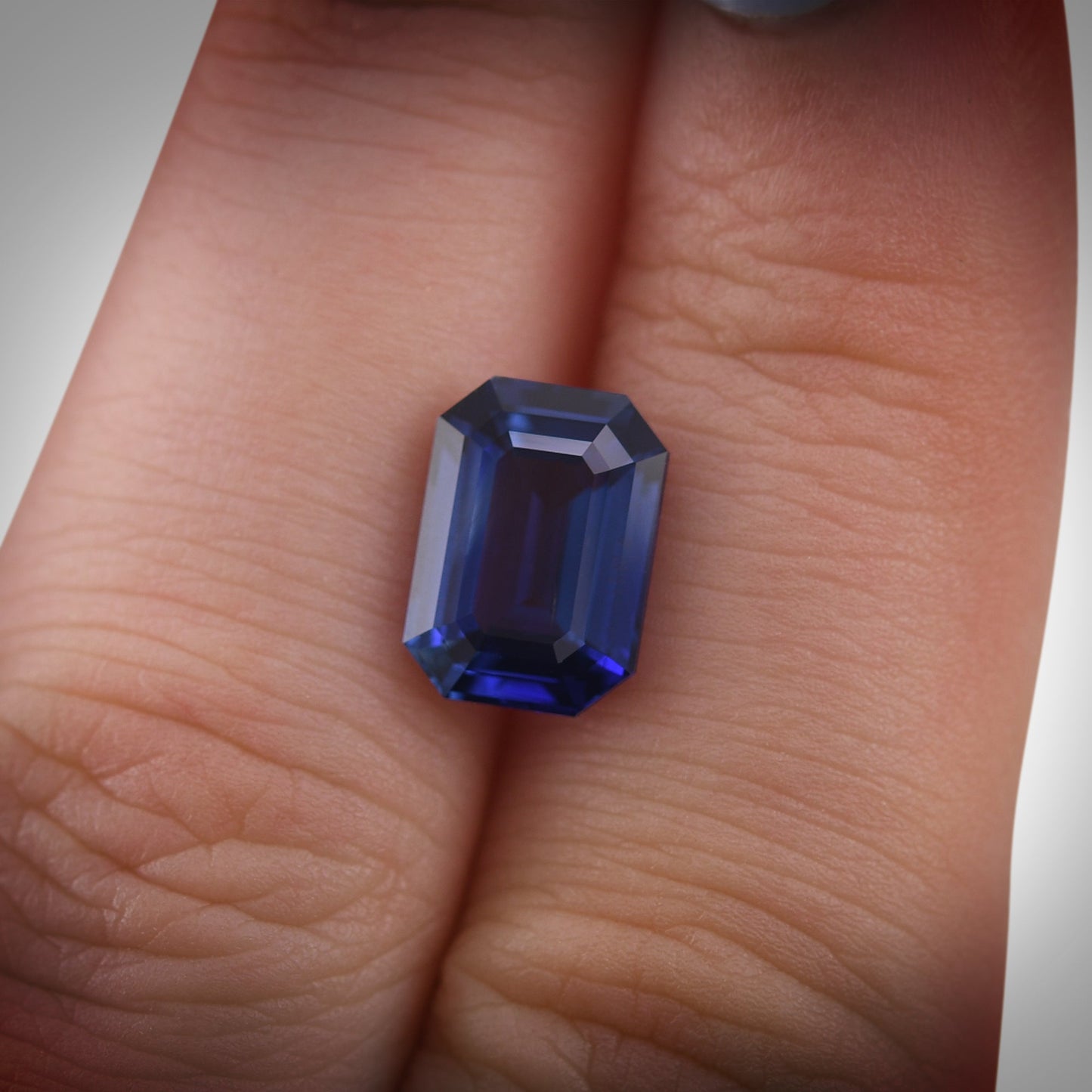 4,03 Karat blauer Madagaskar-Smaragd-Saphir (GIA-zertifiziert)