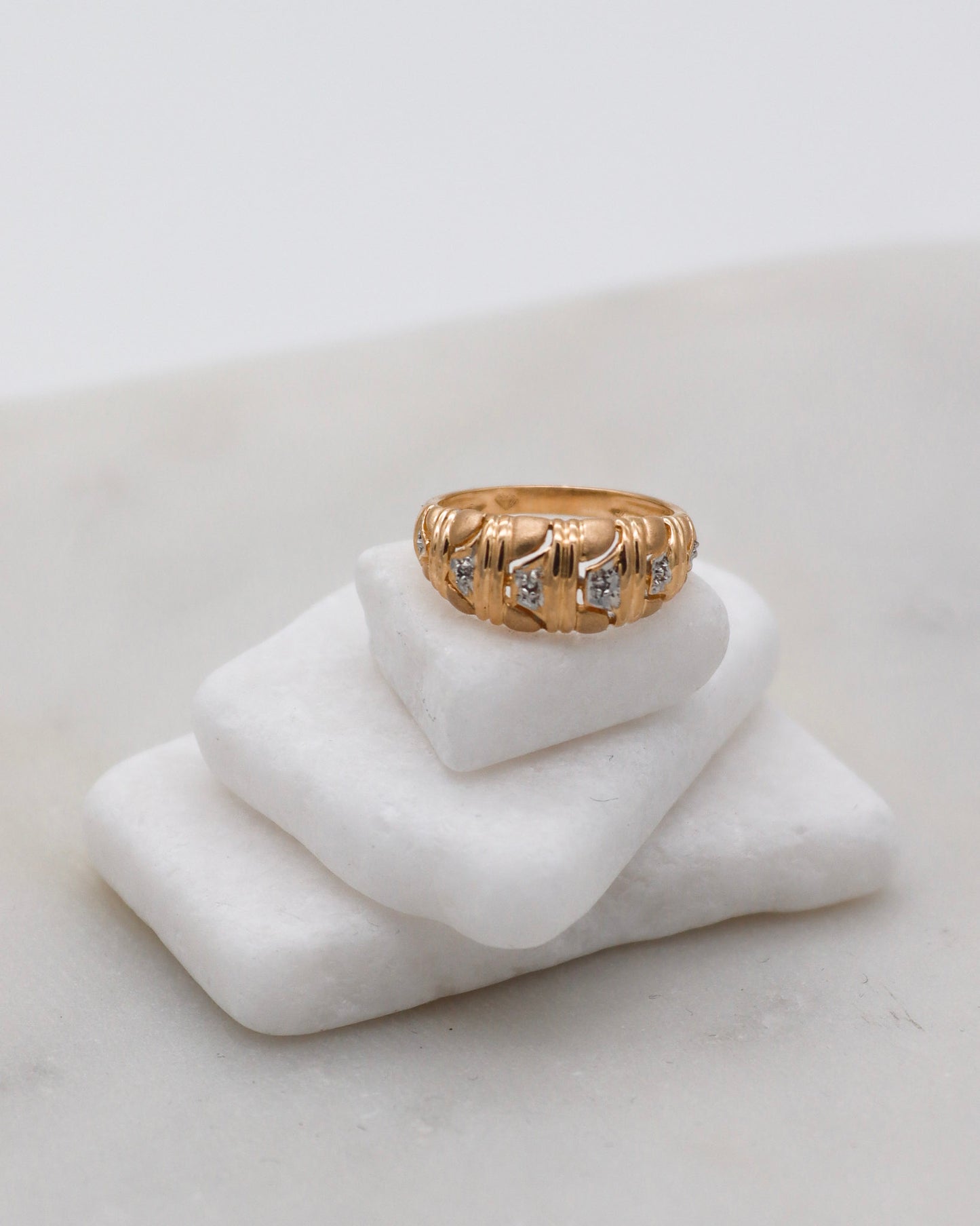 Vintage-Ring Raquel mit 0.02ct Brillanten, breite Croissant-Ringschiene in 585/-Gelb- & Weißgold – elegantes Bicolor-Design aus München und Augsburg