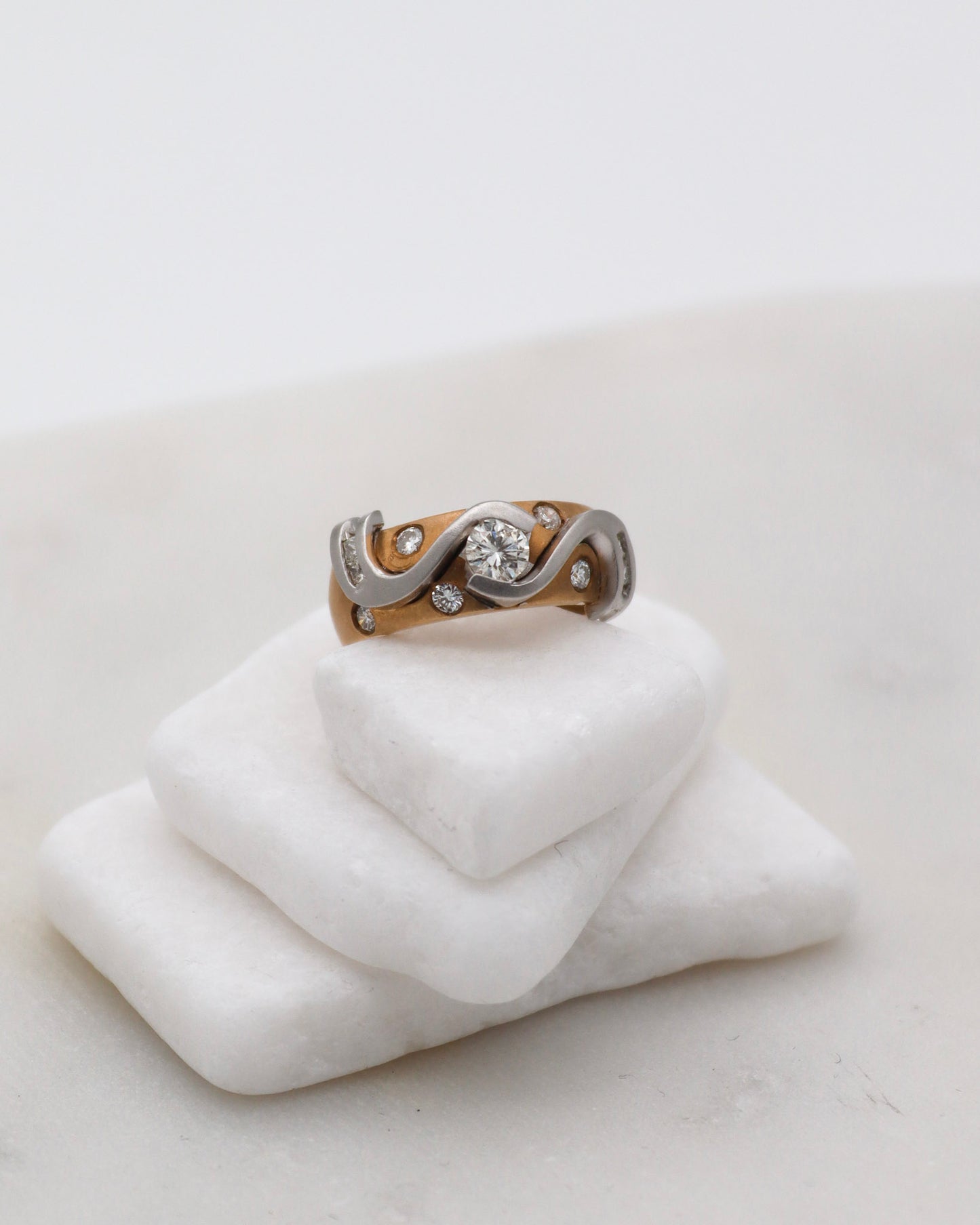 Vintage-Ring Sophia mit 1.10ct Brillanten & Princess Cut Diamanten, Wellenform in 585/-Gelb- & Weißgold – erhältlich in München und Augsburg