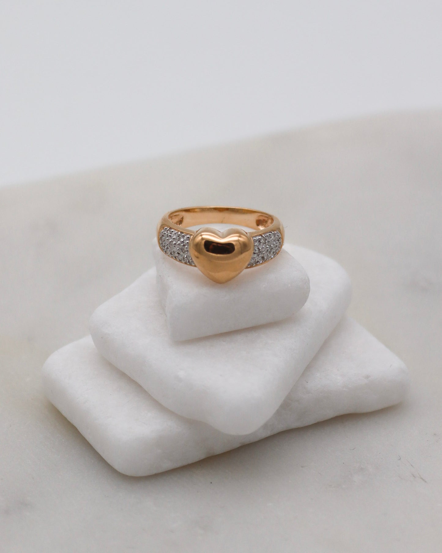 Vintage-Ring Wendy mit 0.08ct Diamanten im Herzdesign aus 585/-Gelb- & Weißgold – romantischer Bicolor-Ring, erhältlich in München und Augsburg