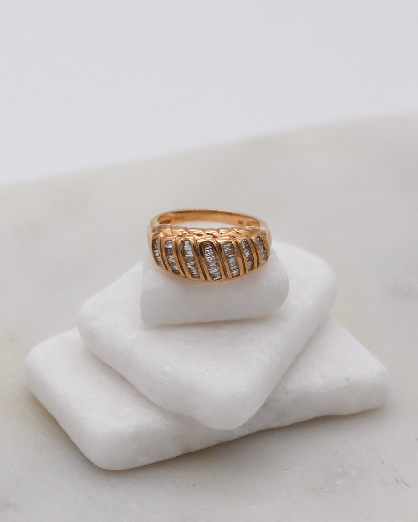 Vintage-Ring Yolande mit 0.5ct tapered Baguette-Diamanten im Chevron-Tressenmuster, Croissant-Ringschiene aus 585/-Gelbgold – München und Augsburg
