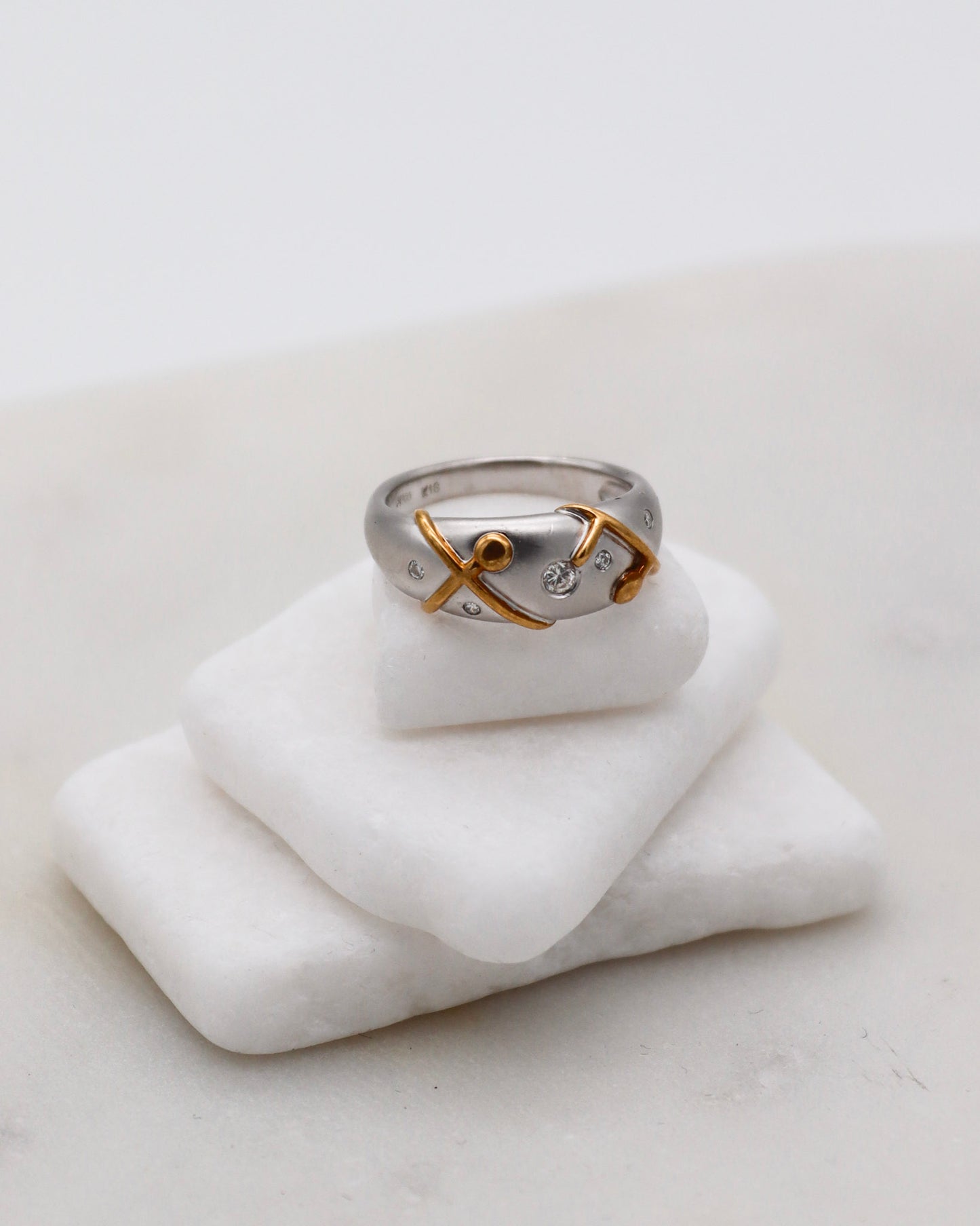 Vintage-Ring Adrienne mit 0.13ct Brillanten im Punkt-Strich-Muster, 950/-Platin & 750/-Gelbgold – moderner Bicolor-Look aus München und Augsburg