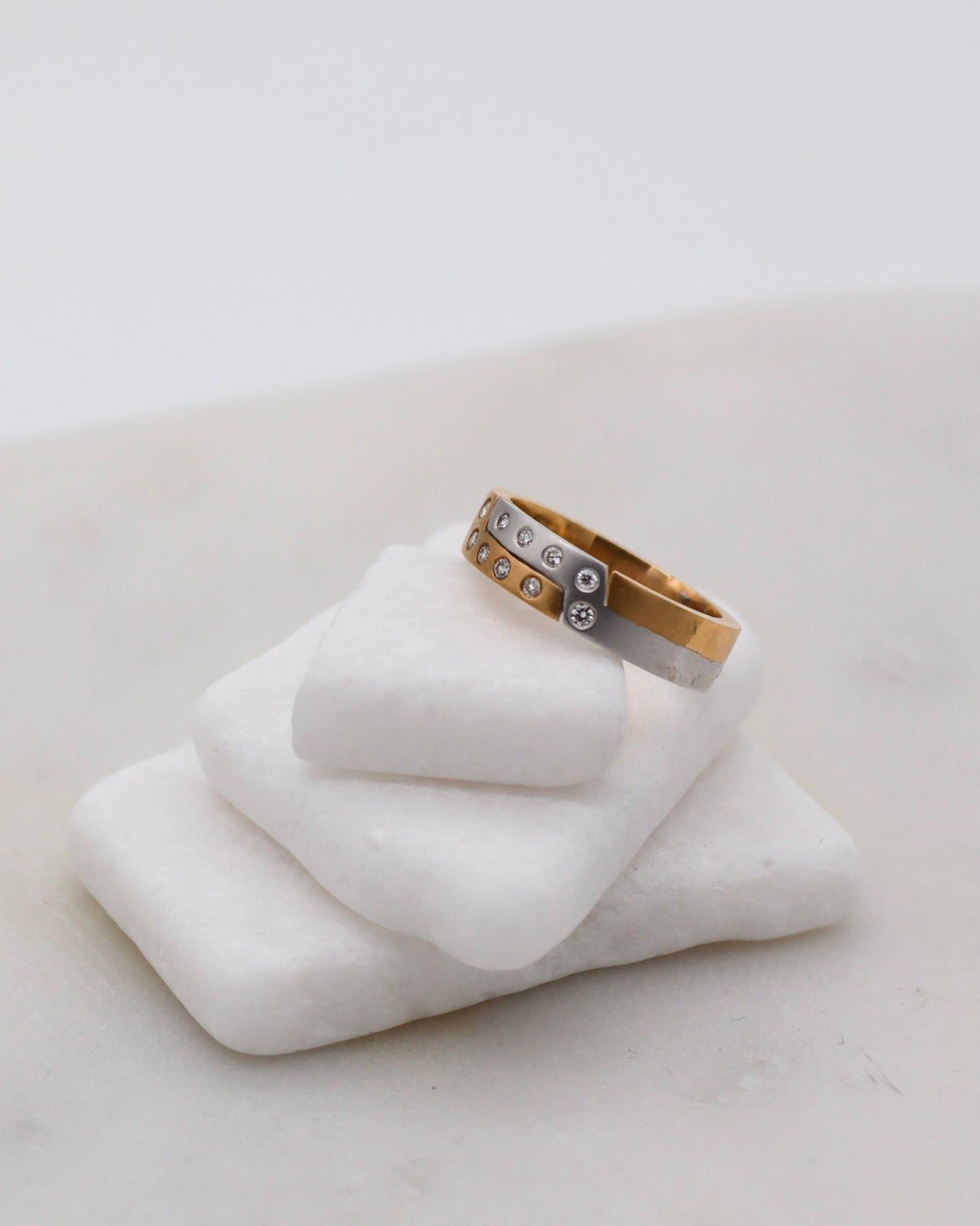 Vintage-Ring Celina mit 0.20ct Brillanten, eckige Ringschiene in 750/-Gelb- & Weißgold – futuristisches Bicolor-Design aus München und Augsburg