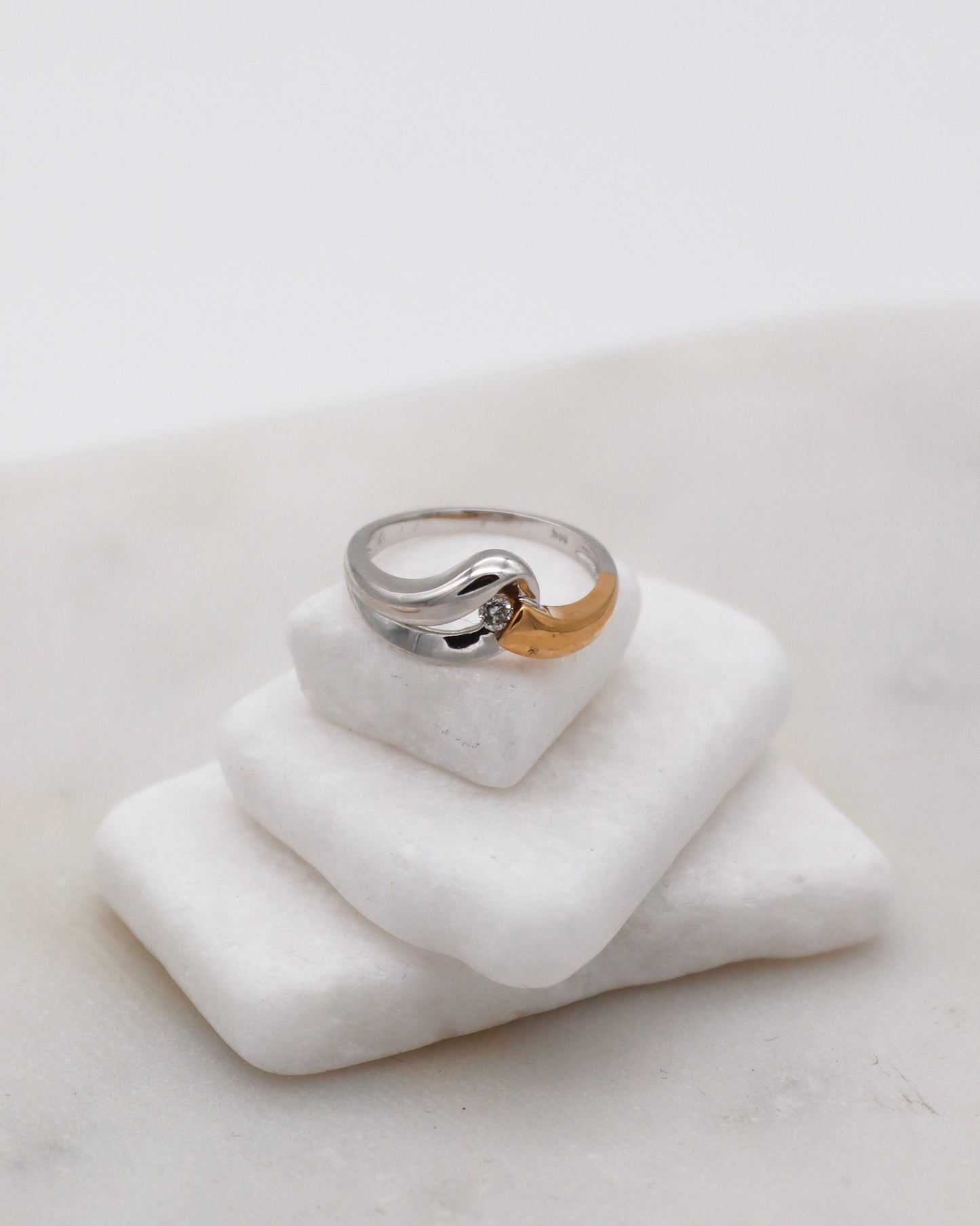 Vintage-Ring Brittany mit 0.07ct Brillant, geschwungene Bicolor-Ringschiene aus 585/-Gelb- & Weißgold – erhältlich in München und Augsburg