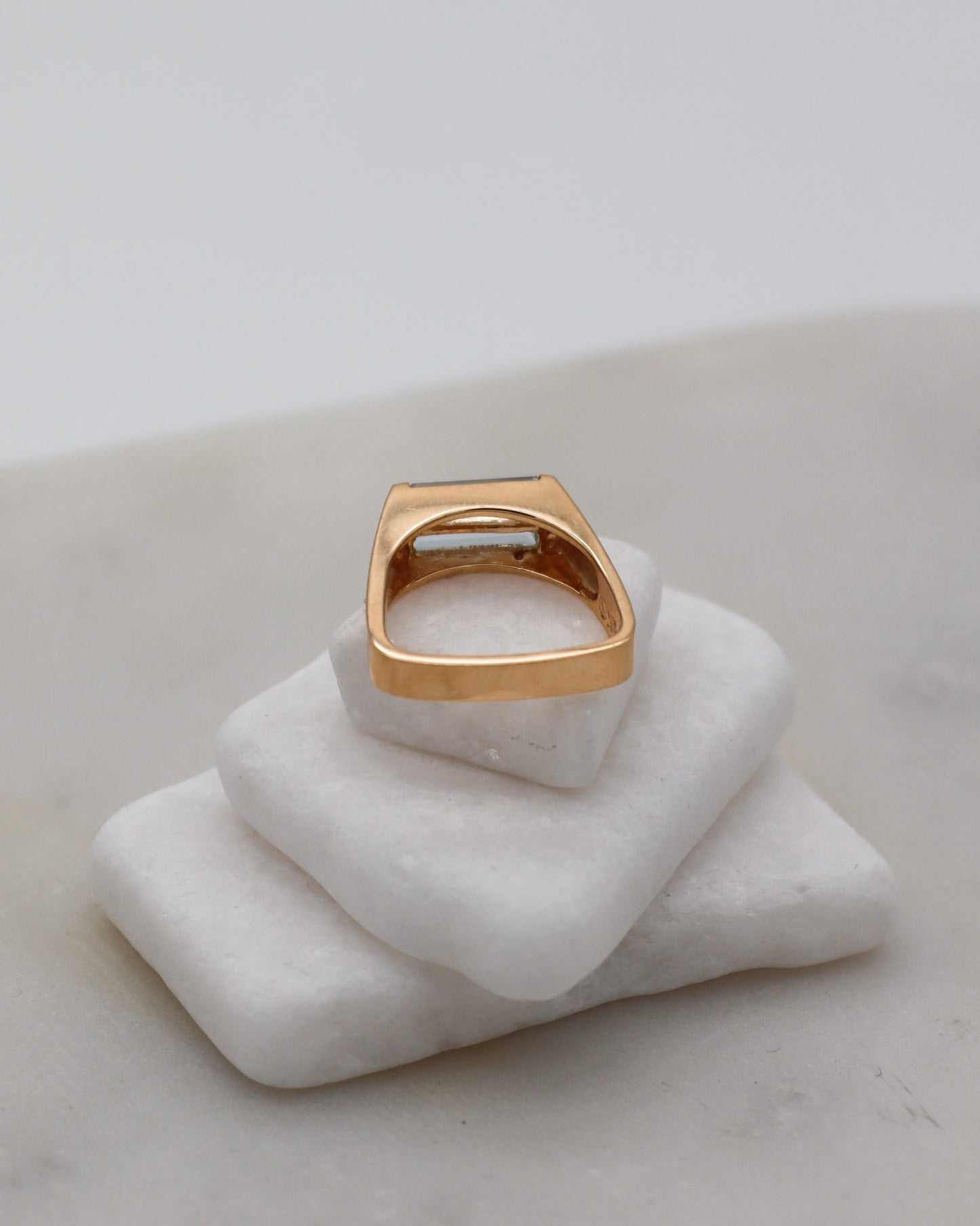 Vintage-Ring Christina mit 1.64ct Aquamarin im Baguette-Stil, Invisible Setting & kantige Ringschiene aus 585/-Gelbgold – München und Augsburg