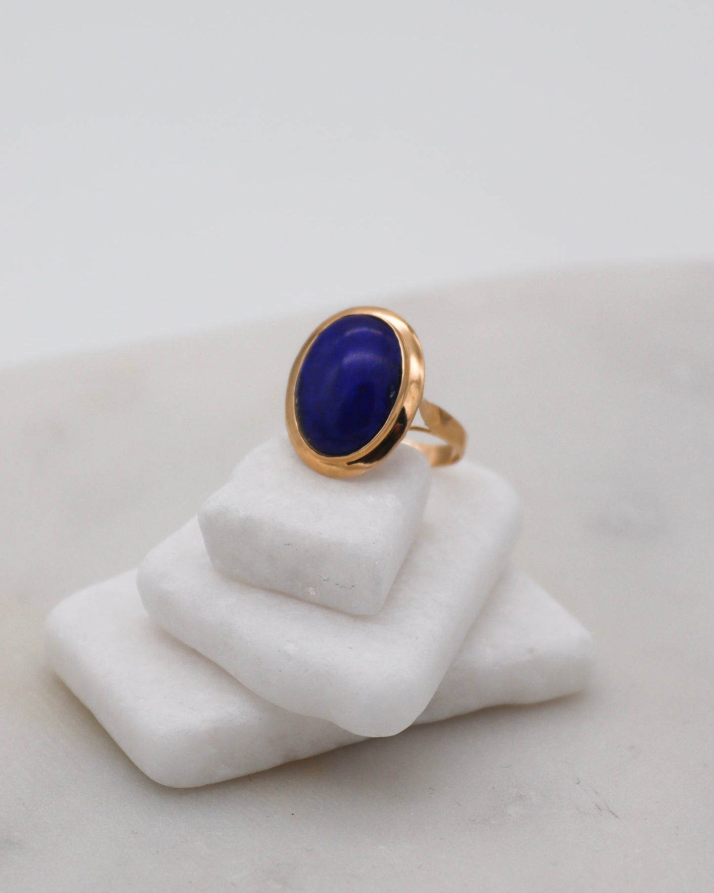 Vintage-Ring Elise mit 1.50ct ovalem Lapis Lazuli in Bezel- & Cathedral-Fassung, 585/-Gelbgold – zeitlose Eleganz aus München und Augsburg