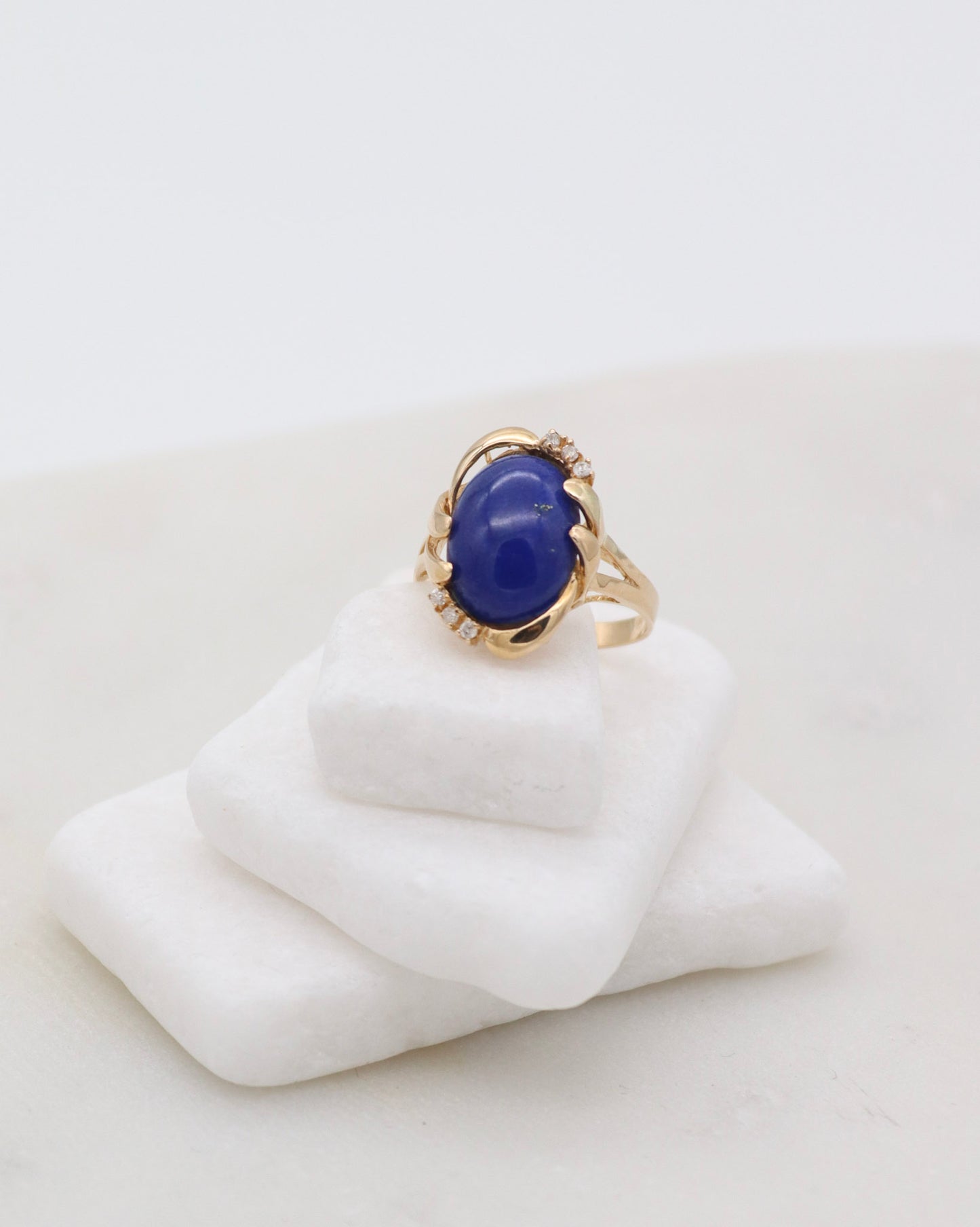Vintage-Ring Francine mit 1ct Lapis Lazuli & 0.06ct Brillanten, extravagante Bezel- & Cathedral-Fassung in 585/-Gelbgold – München und Augsburg