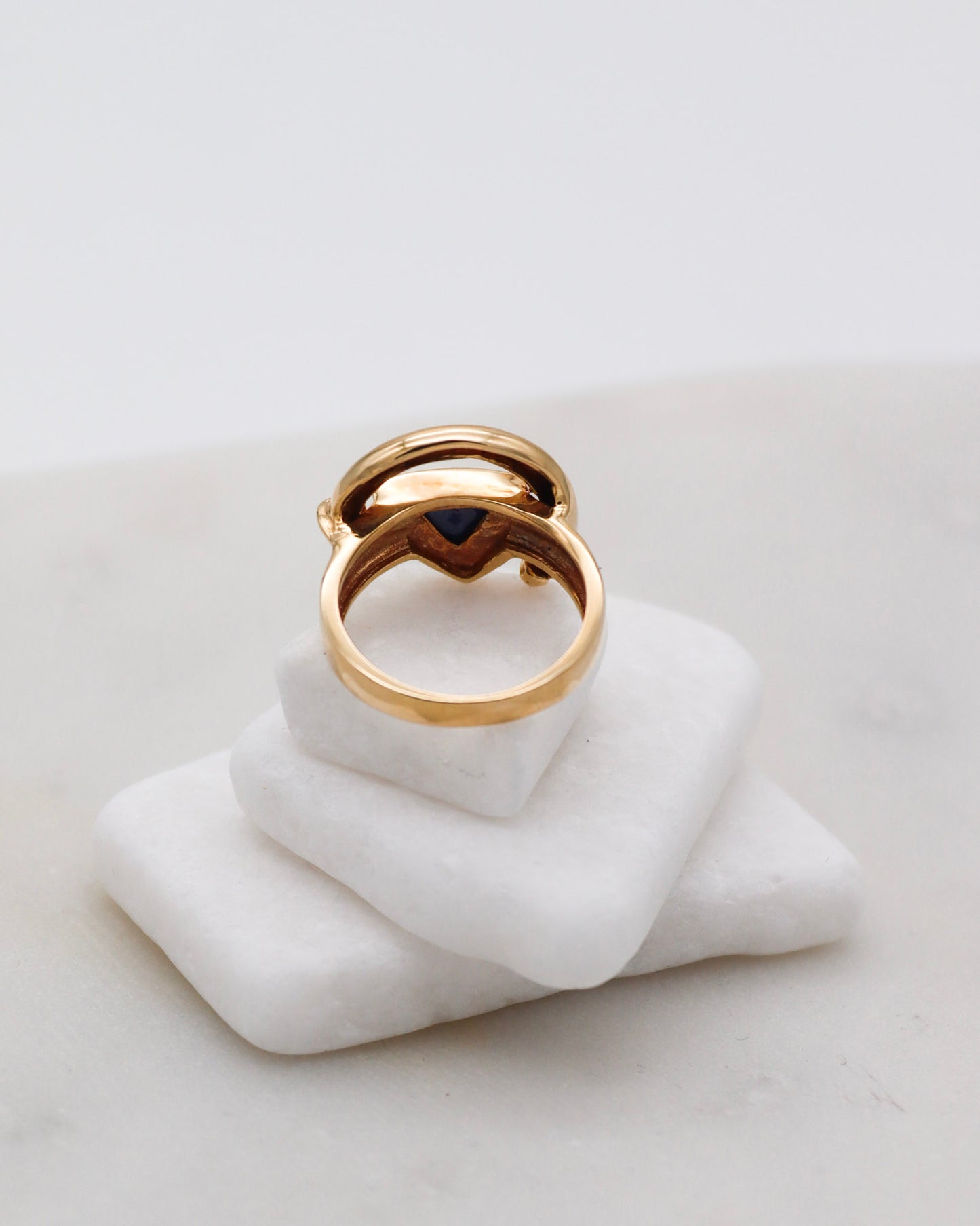 Vintage-Ring Gabrielle mit 0.70ct Trillantform-Lapis in Bezelfassung, Art-Déco-Design aus 585/-Gelbgold – erhältlich in München und Augsburg