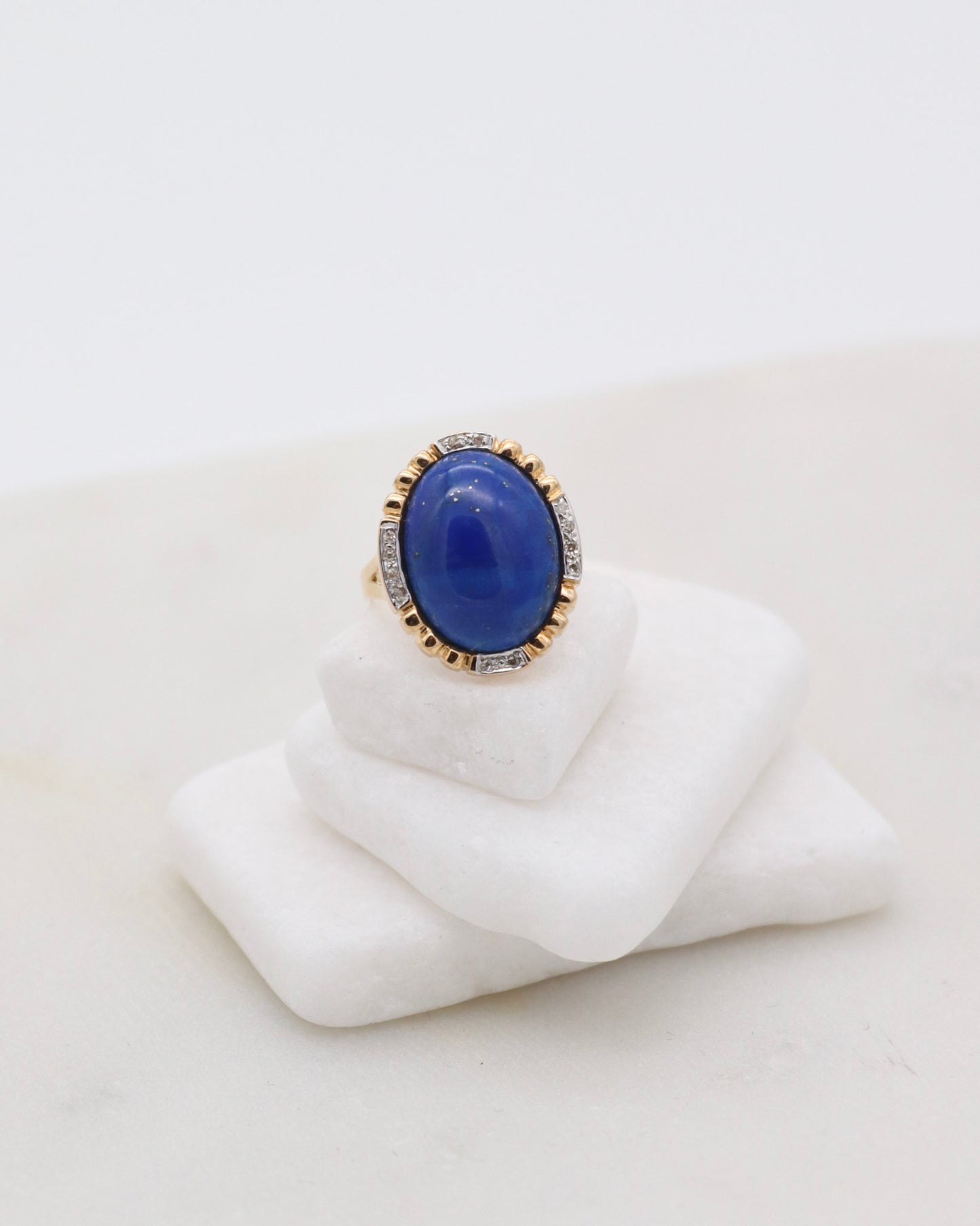 Vintage-Ring Hayley mit 2ct ovalem Lapis Lazuli & 0.07ct Brillanten, Halo-Design in Cathedral-Fassung aus 585/-Gelbgold – München und Augsburg