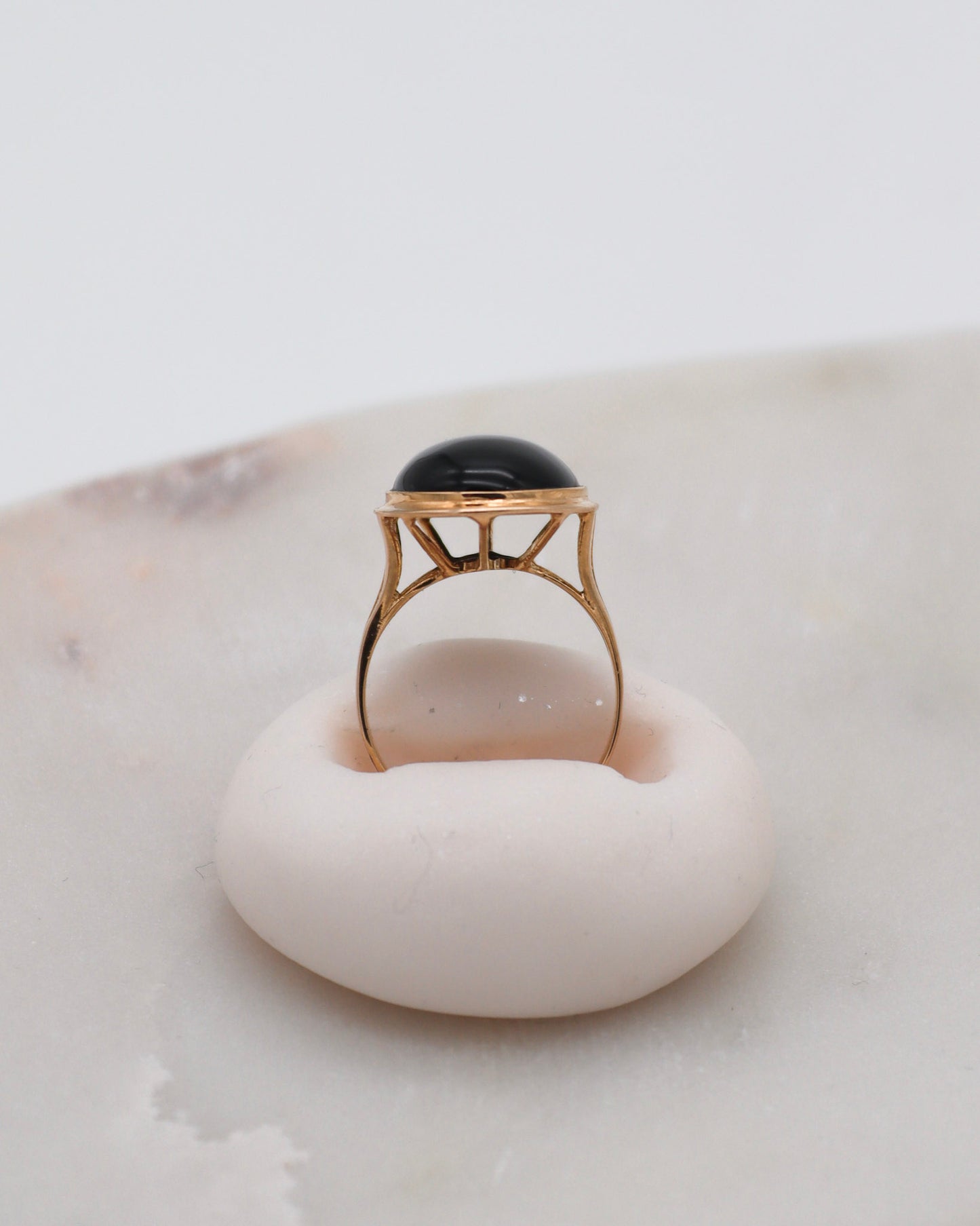 Vintage-Ring Mira mit 3ct ovalem Onyx in Bezel- & Cathedral-Fassung aus 585/-Gelbgold – zeitloser Klassiker aus München und Augsburg