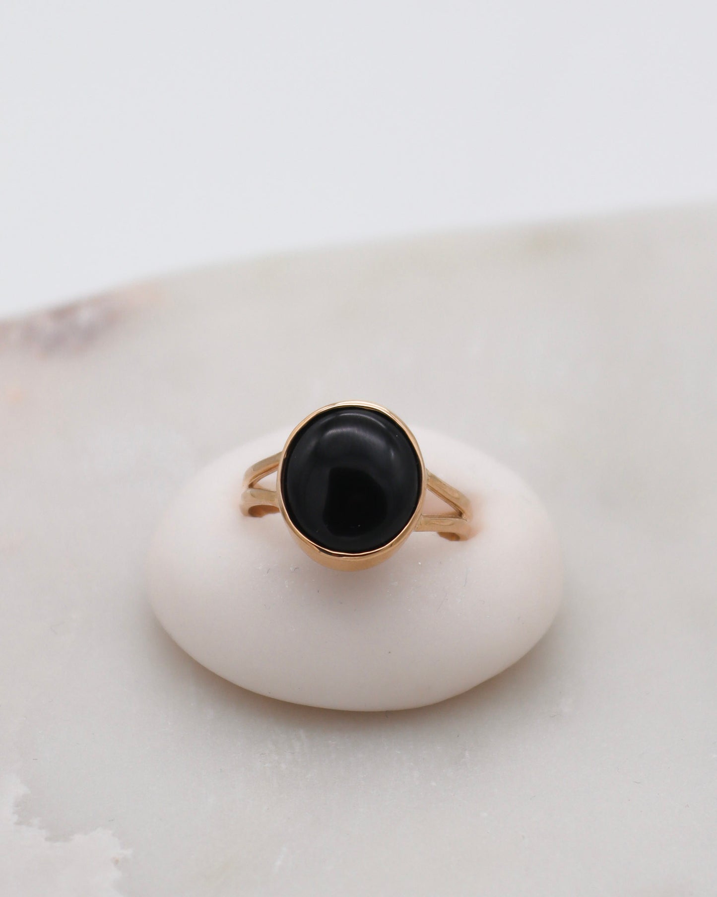 Vintage-Ring Violet mit 2ct ovalem Onyx in Bezelsetting, gespaltene Ringschiene aus 585/-Gelbgold – erhältlich in München und Augsburg