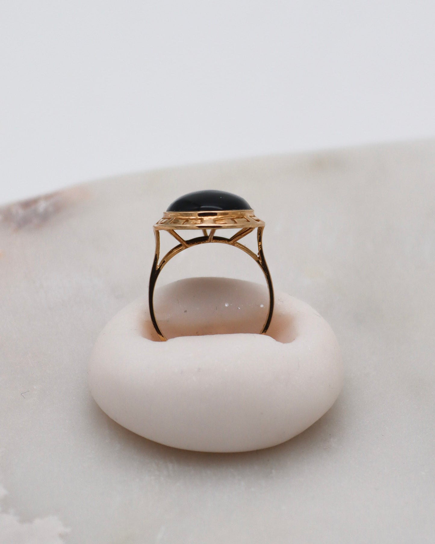 Vintage-Ring Lilith mit 2.5ct ovalem Onyx, Bezel- & Cathedral-Fassung aus 585/-Gelbgold, inspiriert vom antiken Stil – München und Augsburg