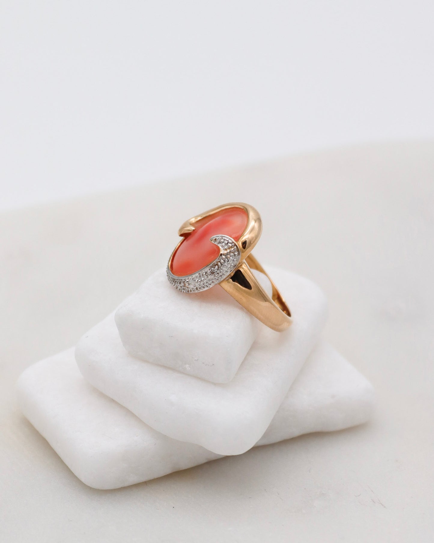 Vintage-Ring Naomi mit ovaler Koralle & 2 Brillanten in kunstvoller Zargenfassung aus 585/-Gelb- & Weißgold – erhältlich in München und Augsburg