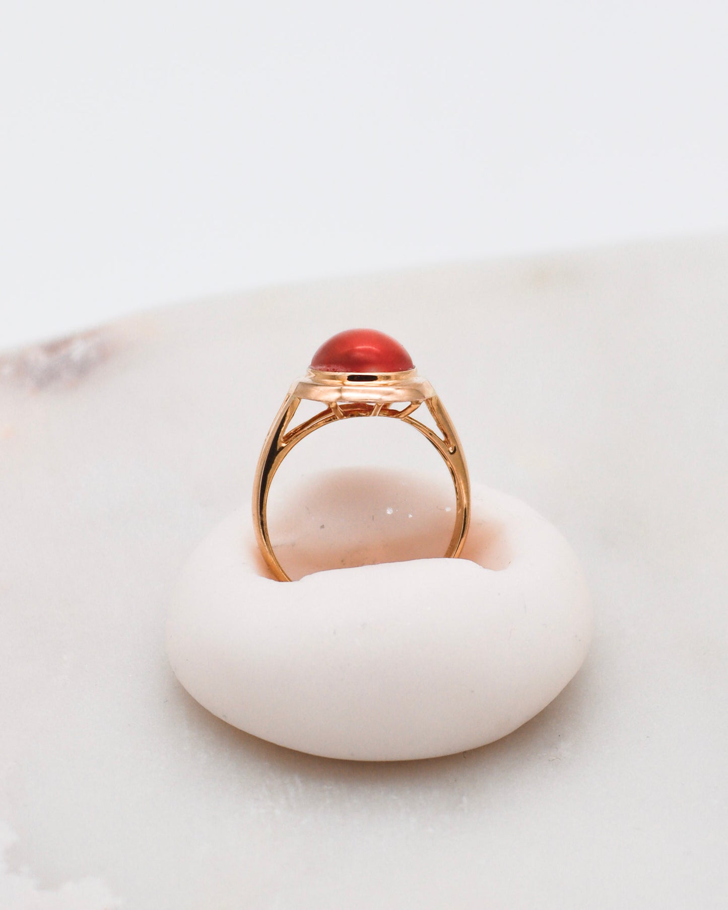 Vintage-Ring Ophelia mit ovaler Koralle in Bezel- & Cathedral-Fassung, gespaltene Ringschiene aus 585/-Gelbgold – erhältlich in München und Augsburg