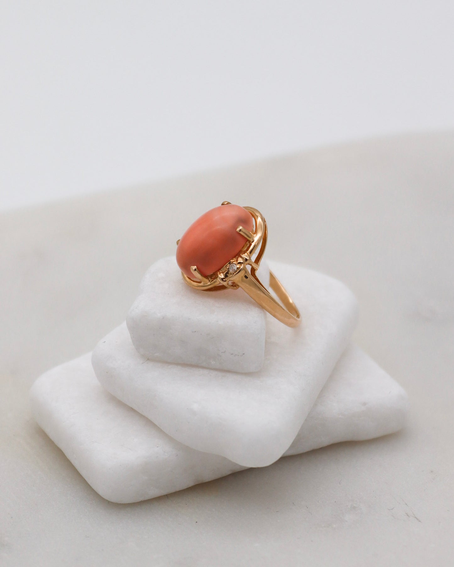 Vintage-Ring Susannah mit ovaler Koralle & Brillanten in 585/-Gelbgold, Krappen- & Cathedral-Fassung – erhältlich in München und Augsburg