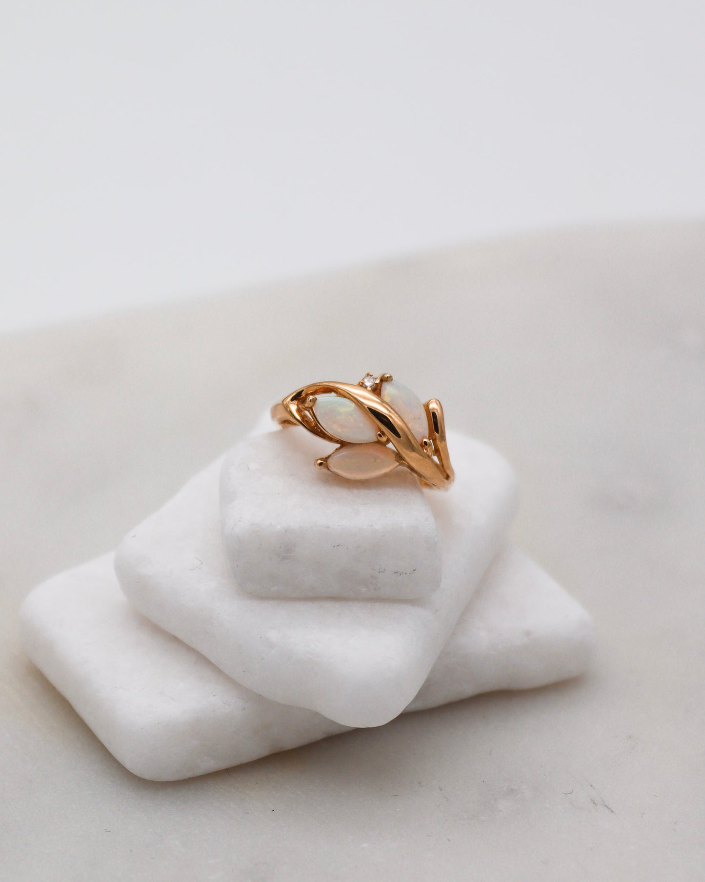 Vintage-Ring Teresa mit Opalen und Brillant im floralen Design