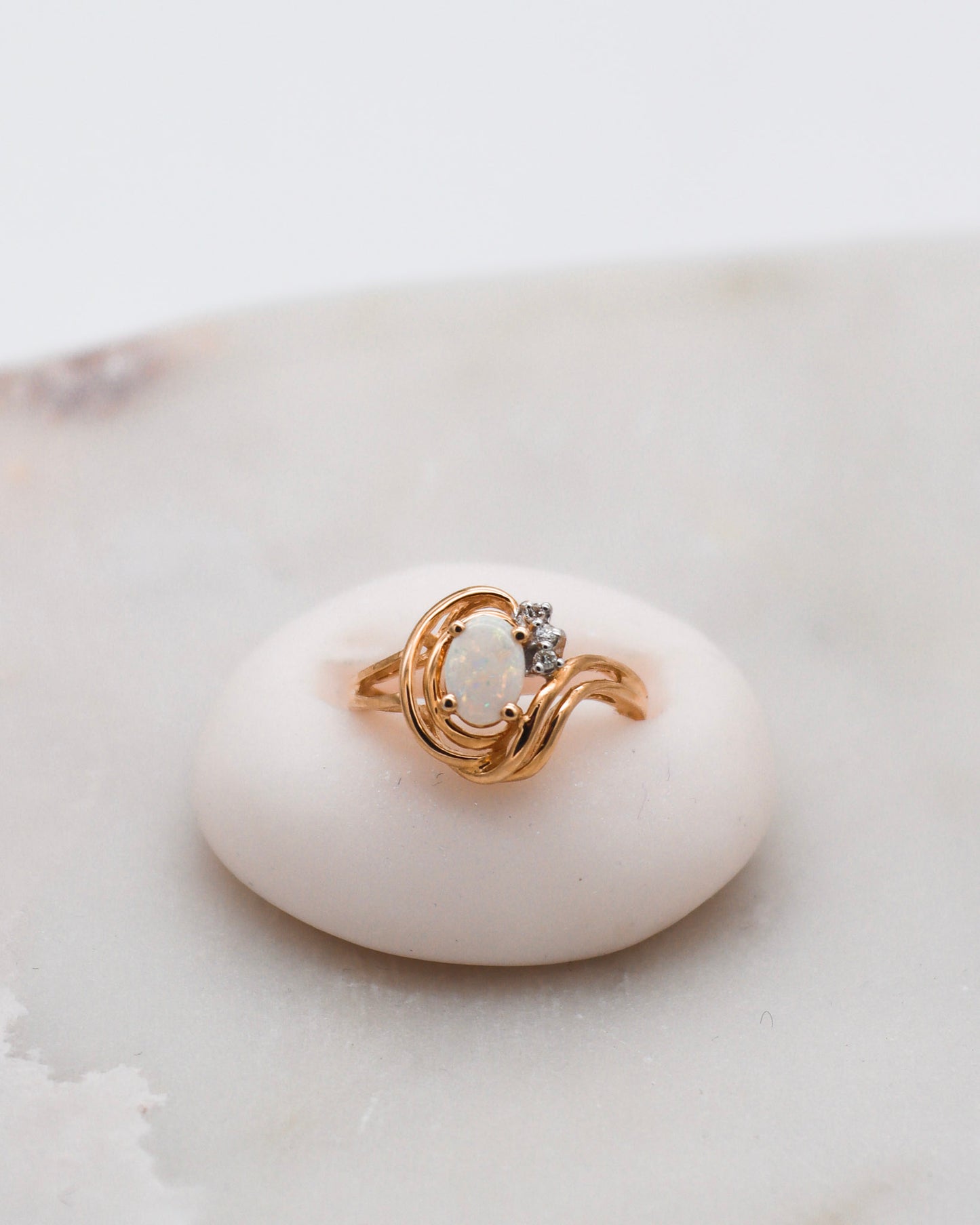 Vintage-Ring Zoe mit 0.50ct Opal und Diamanten in 585/-Gelbgold, zartes Design mit Farbspiel – erhältlich in München und Augsburg