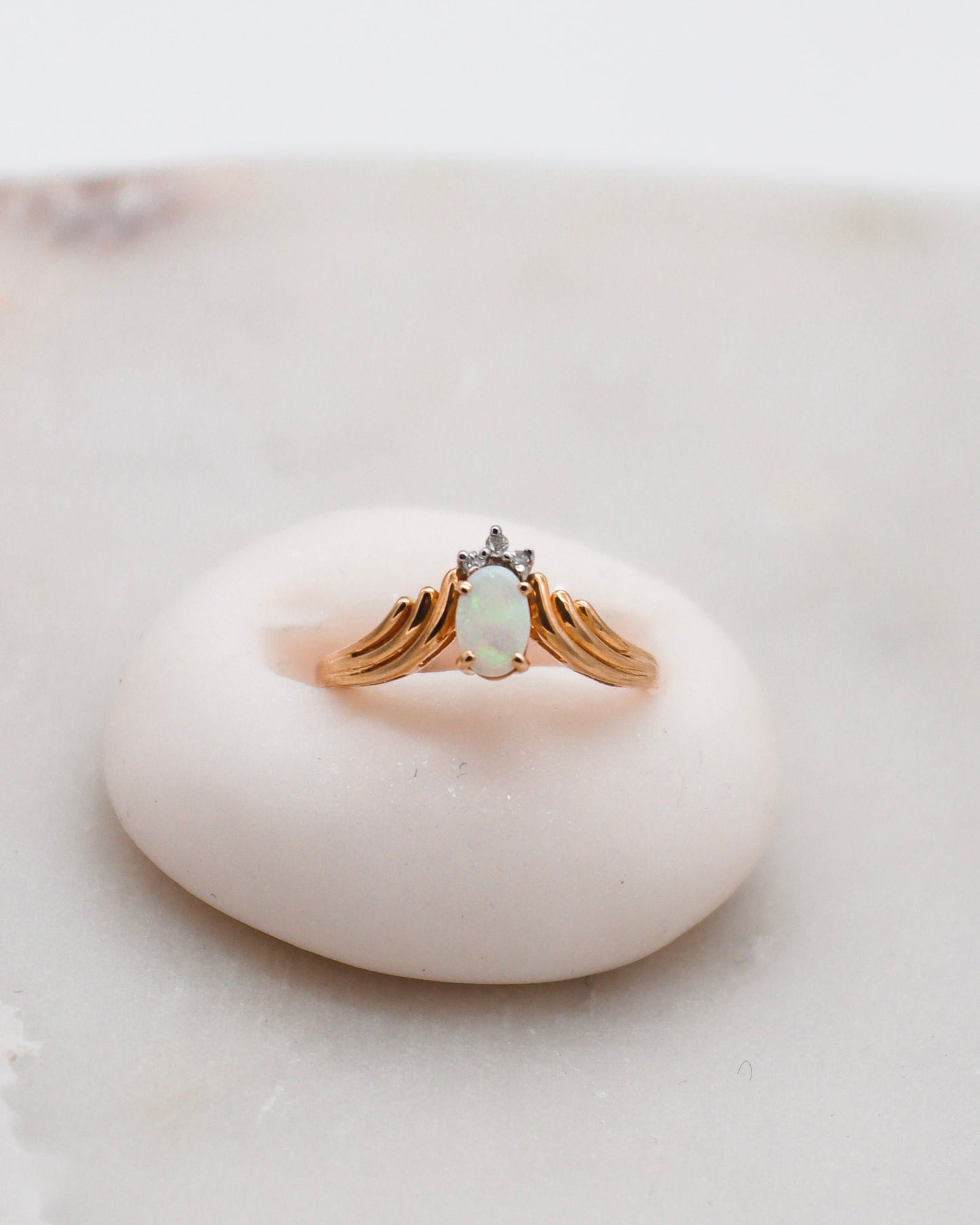 Vintage-Ring Margaret mit 0.08ct Opal und Brillanten in 585/-Gelbgold, geschwungene Struktur – erhältlich in München und Augsburg