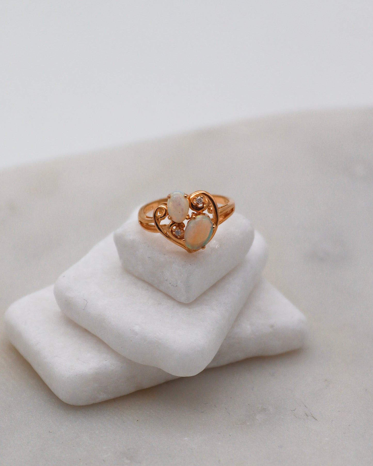 Vintage-Ring Estelle mit 0.40ct Opalen & Brillanten in 585/-Gelbgold, romantisches Herzdesign – erhältlich in München und Augsburg
