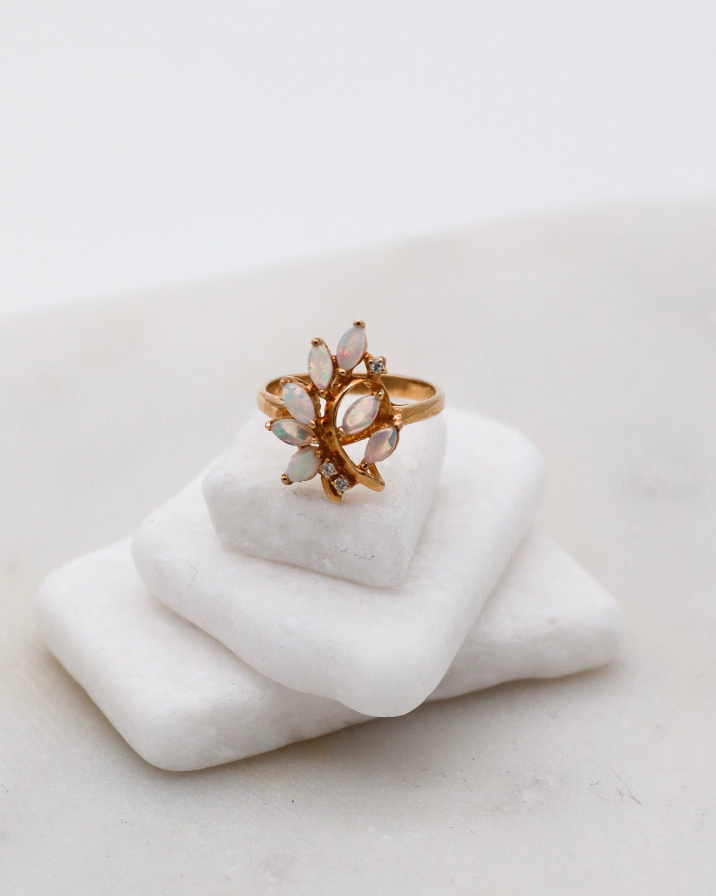 Vintage-Ring Felicia mit 0.20ct Opalen & 0.05ct Brillanten in 585/-Gelbgold, florales Design – erhältlich in München und Augsburg
