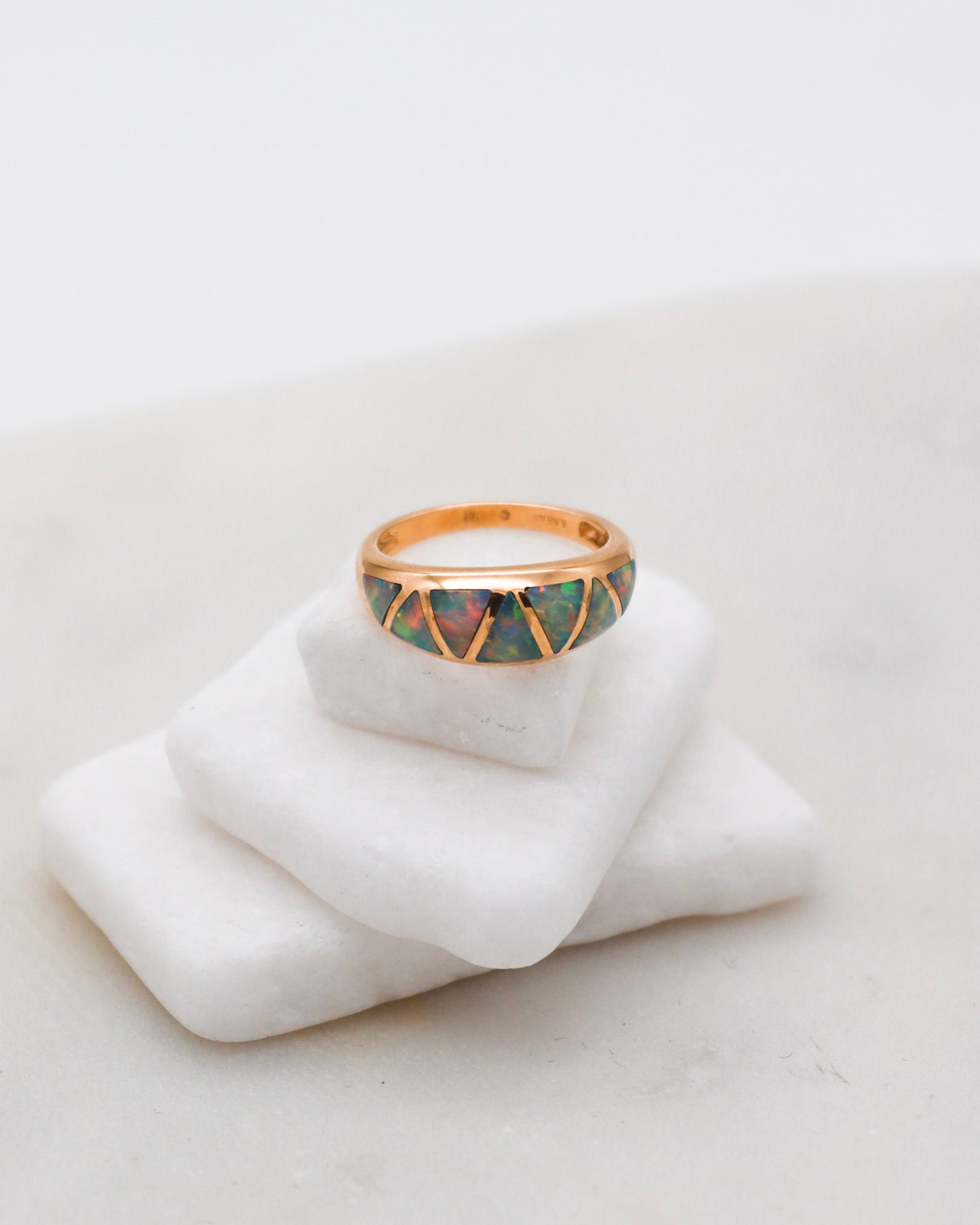 Vintage-Ring Gilian mit 0.35ct Opalen im Trillantschliff in 585/-Gelbgold – Mosaik-Look, erhältlich in München und Augsburg