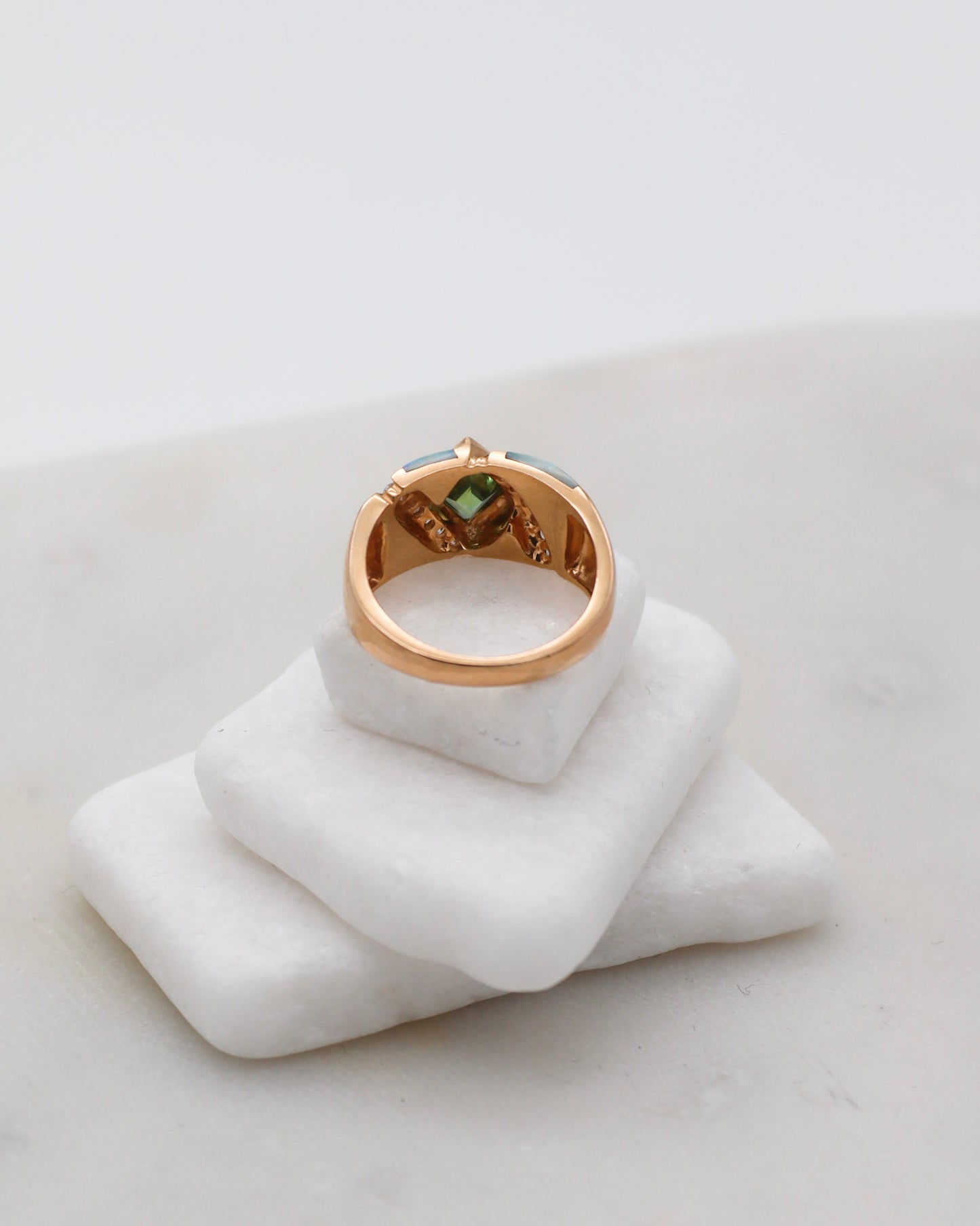 Vintage-Ring Hedy mit 0.5ct Peridot, Opalen & Brillanten in 585/-Gelbgold – erhältlich in München und Augsburg