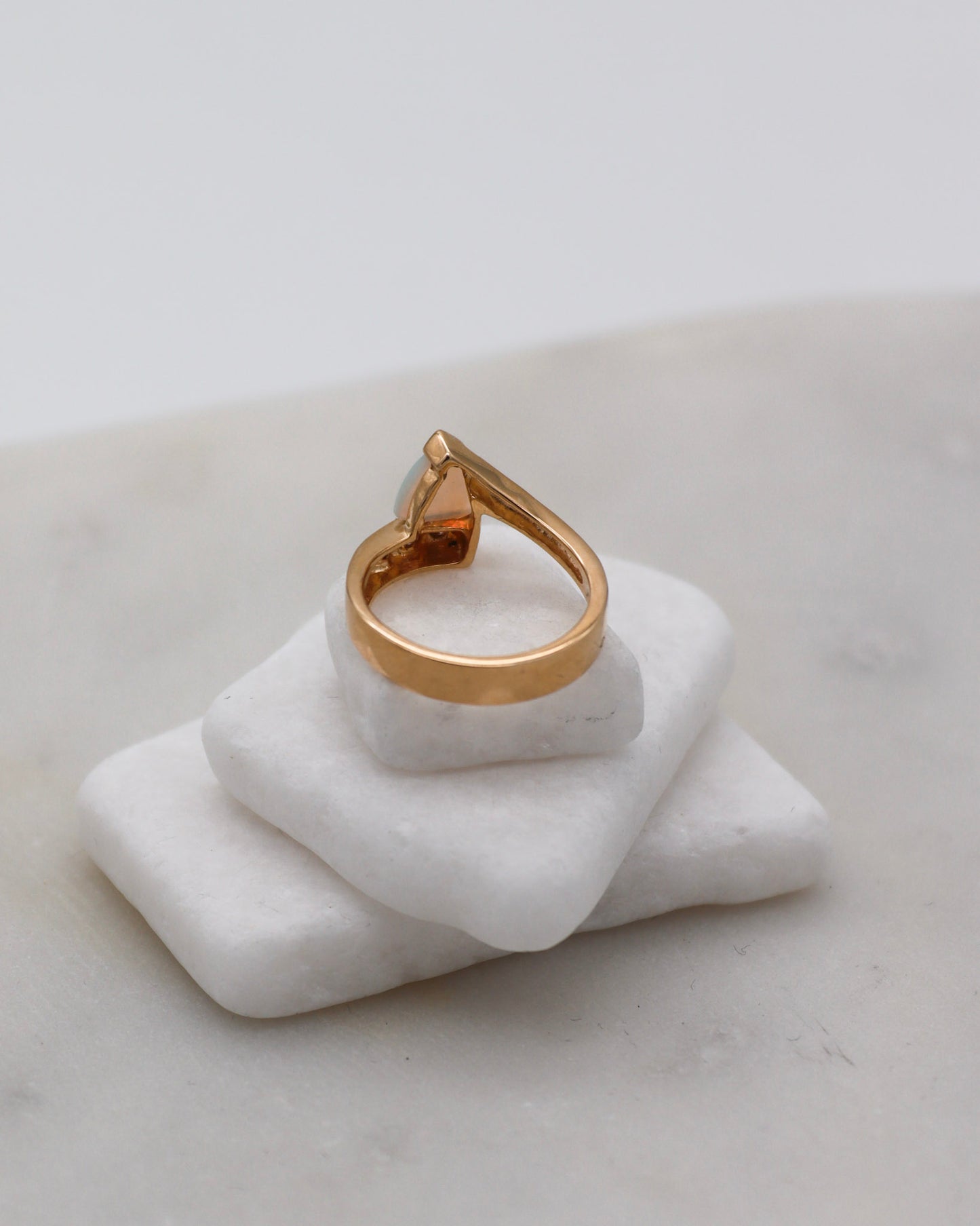 Vintage-Ring Janelle mit 0.30ct Trillantform-Opal & Brillanten in 585/-Gelbgold – erhältlich in München und Augsburg
