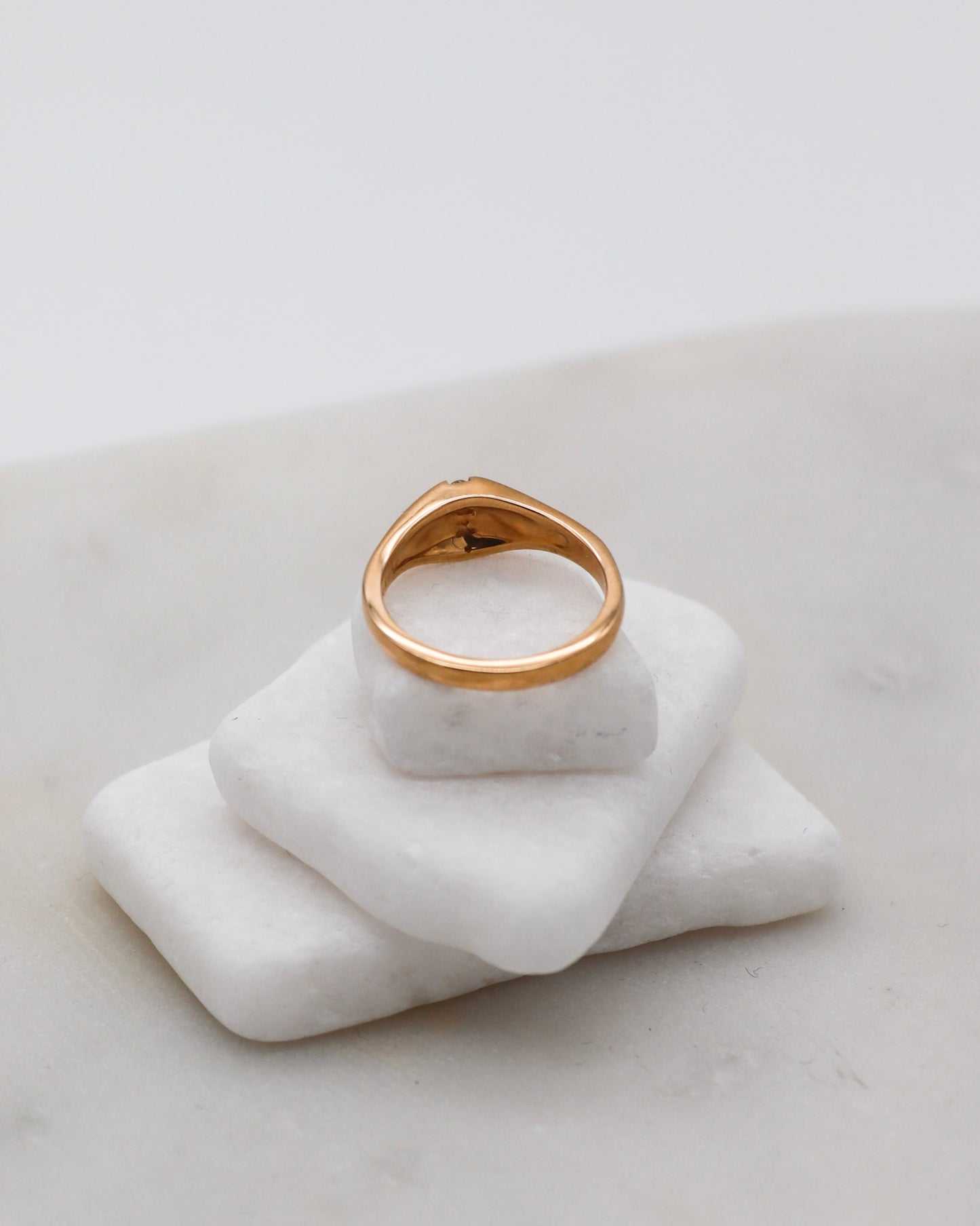 Vintage-Ring Kim mit 0.10ct Tapered-Opalen & 0.06ct Brillanten in 585/-Gelbgold – erhältlich in München und Augsburg