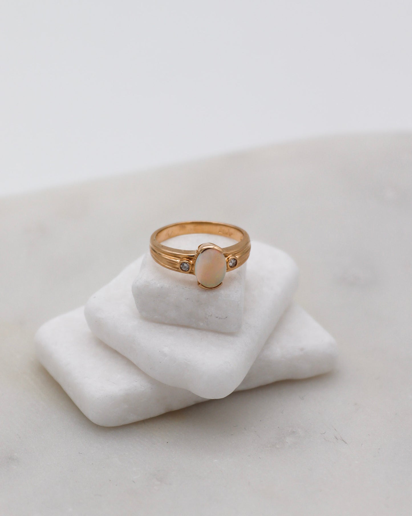 Vintage-Ring Lisa mit 0.30ct Opal & 0.04ct Brillanten in 585/-Gelbgold – erhältlich in München und Augsburg