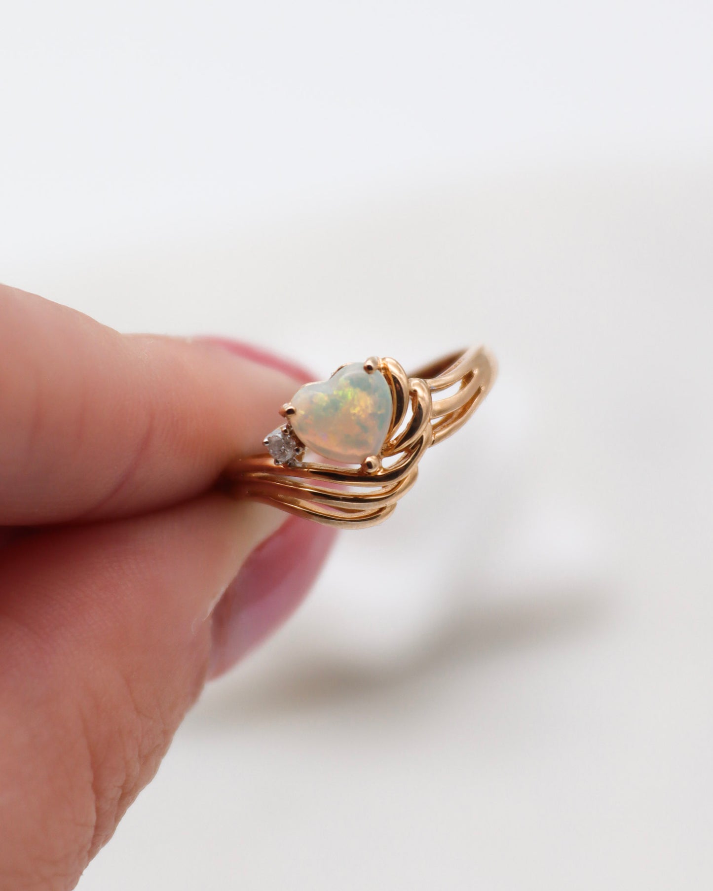 Vintage-Ring Mila mit 0.15ct Herz-Opal & 0.02ct Brillant in 585/-Gelbgold – erhältlich in München und Augsburg