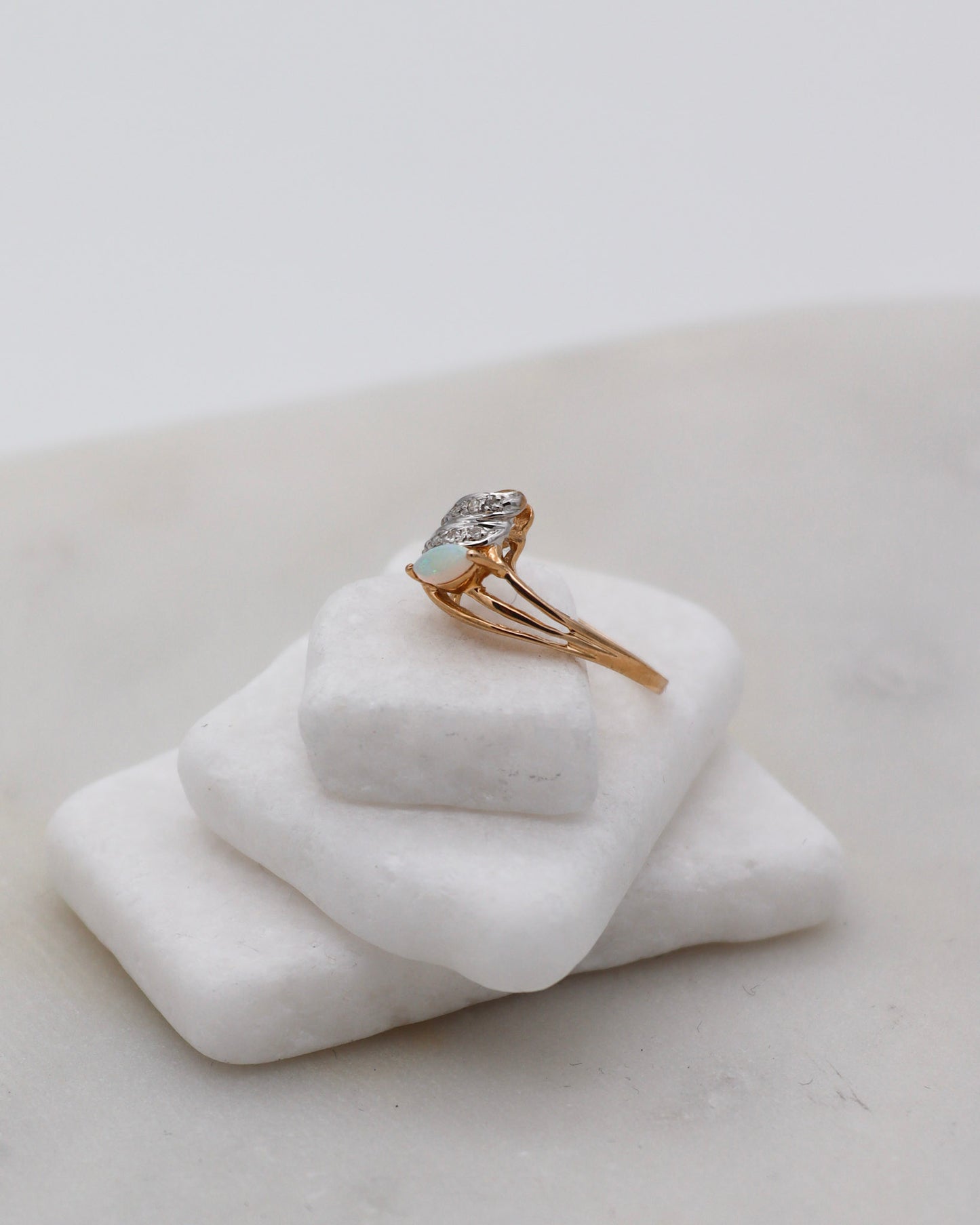 Vintage-Ring Nicole mit 0.05ct Marquise-Opal & 0.04ct Brillanten in 585/-Gelbgold & Weißgold – erhältlich in München und Augsburg