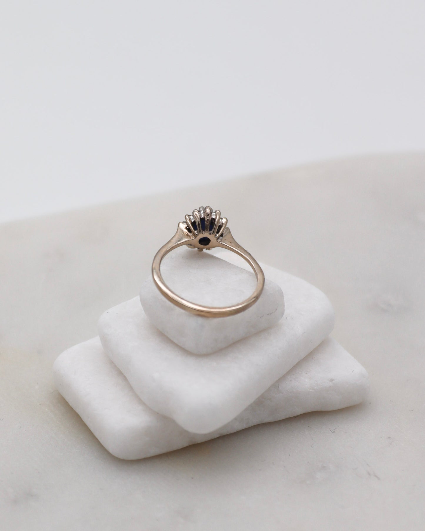 Vintage-Ring Liliane mit Saphir und Stern-Halo aus Brillanten
