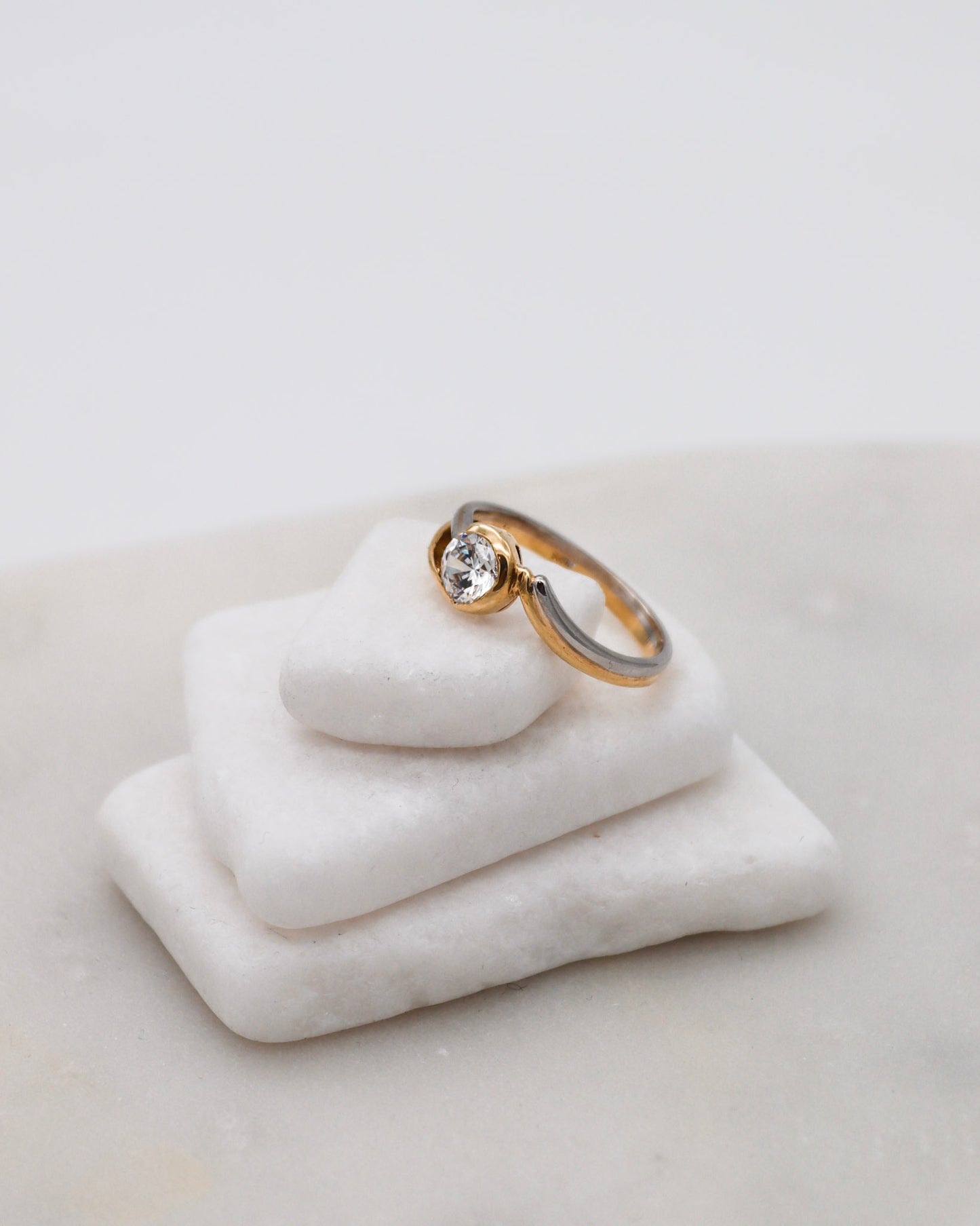 Vintage-Ring Doreen mit 1ct Zirkonia in Bezel-Fassung, gespaltene Bicolor-Ringschiene aus 585/-Gelb- & Weißgold – erhältlich in München und Augsburg
