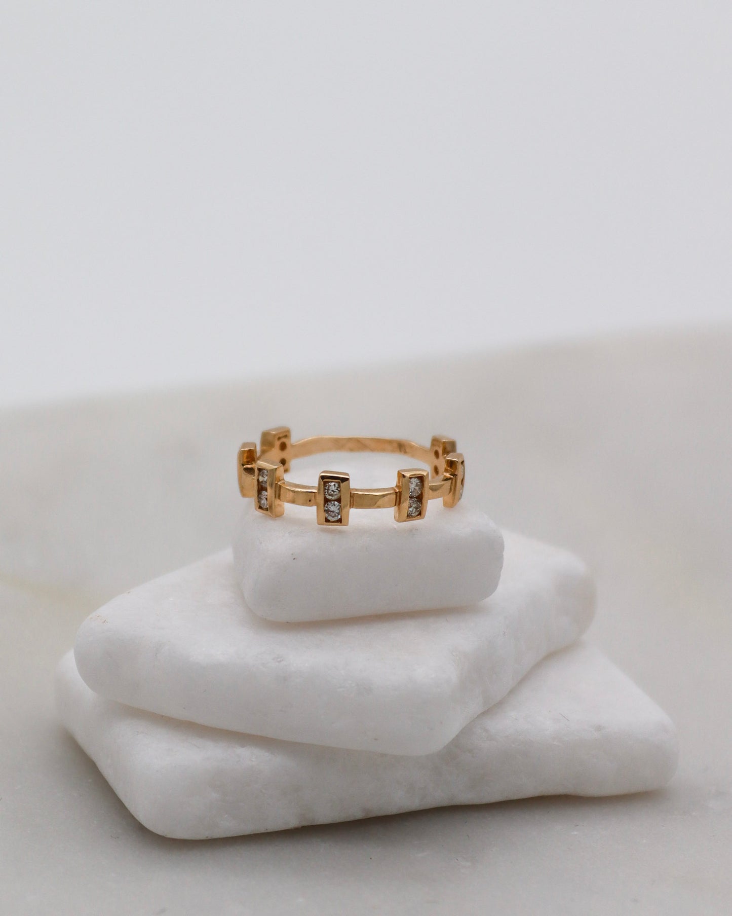 Vintage-Ring Mia mit 1.0ct Brillant und 14 Diamanten im Kronenstil, aus 585er Gold, erhältlich in München und Augsburg