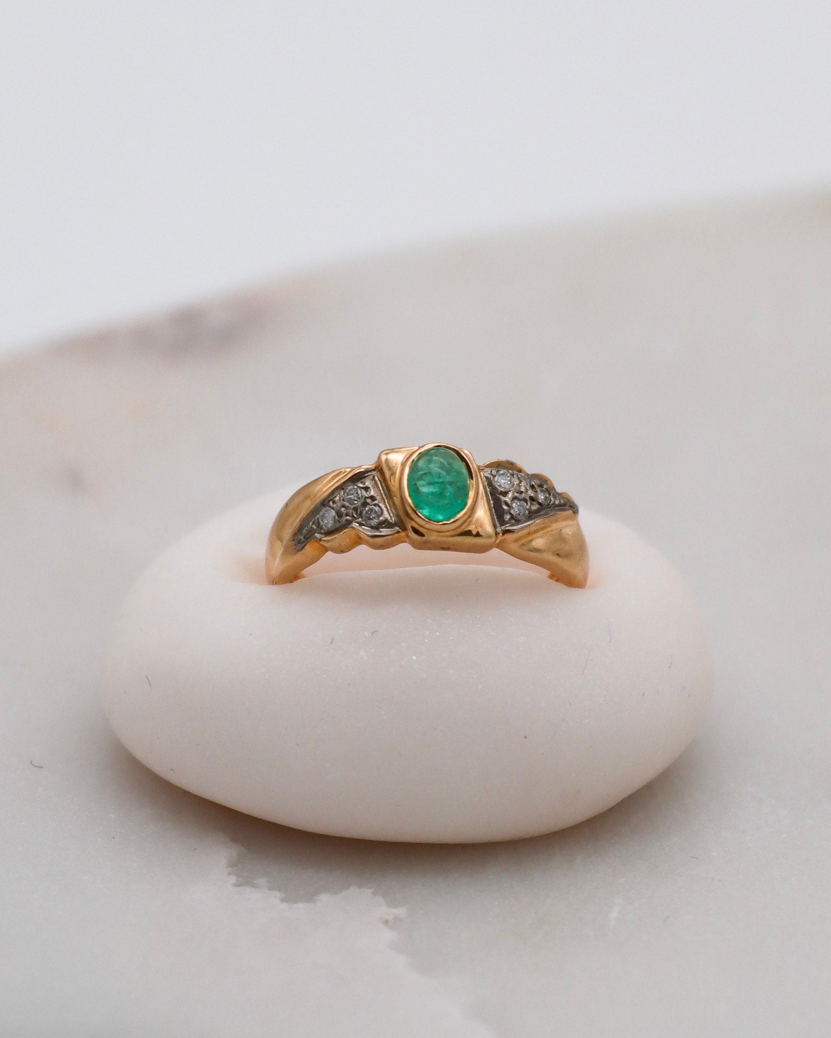 Vintage-Ring Peggy mit Smaragd und Brillanten im Art-Déco-Stil