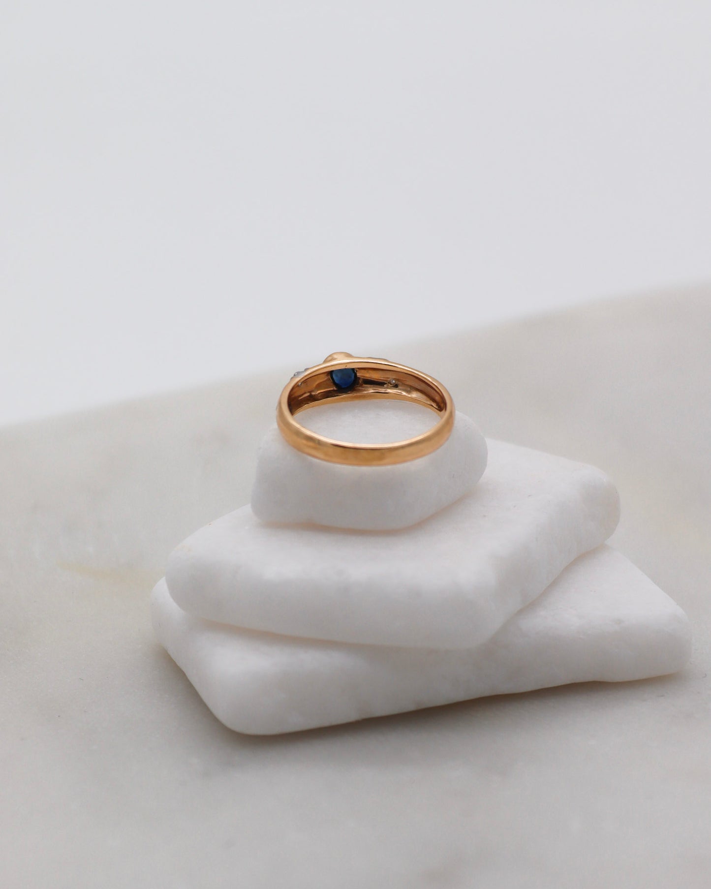 Vintage-Ring Kitt mit 0.24ct Smaragd und 0.02ct Diamanten in 585er Gelbgold und Weißgelbgold – erhältlich in München und Augsburg