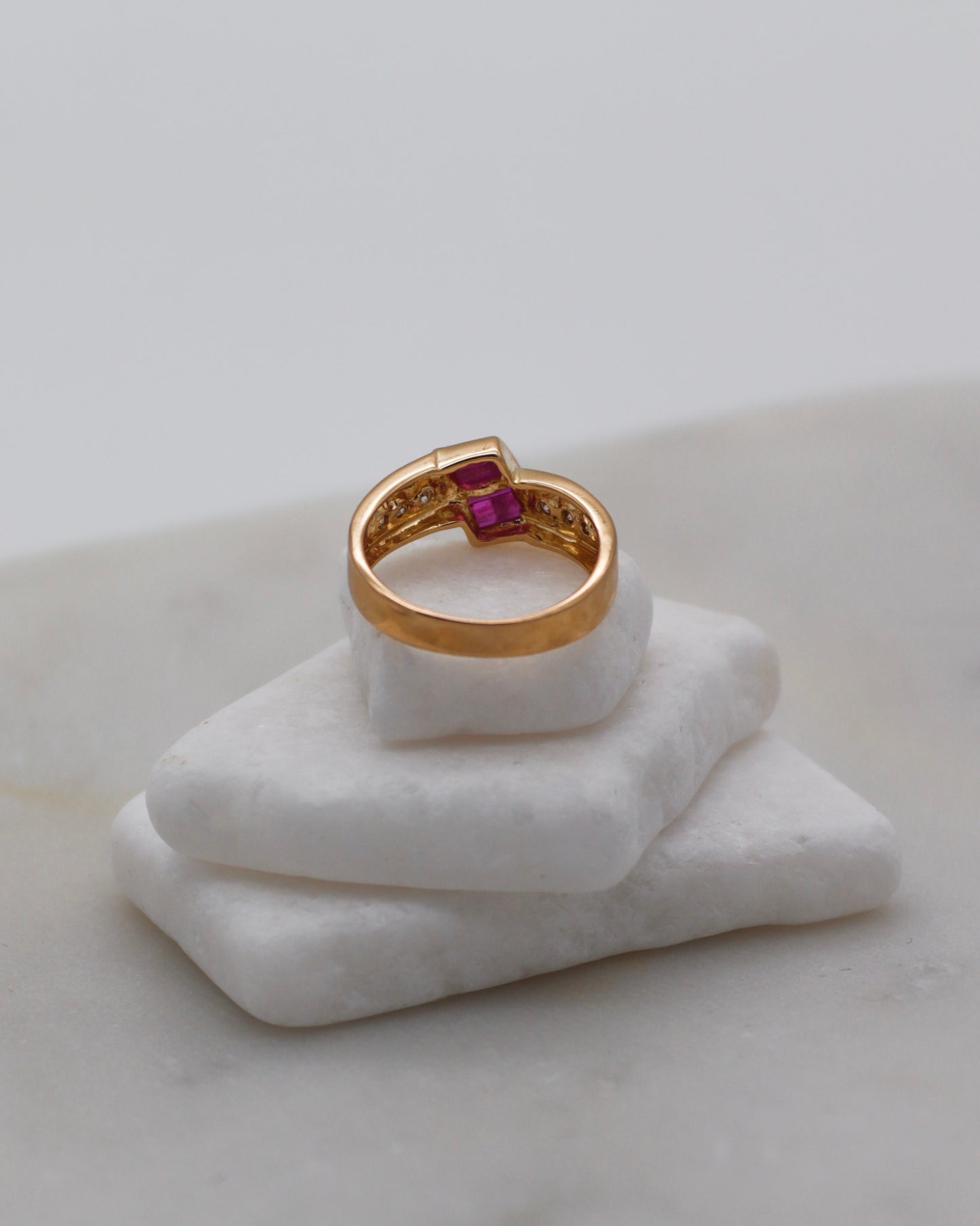 Vintage-Ring Joni mit 0.95ct Rubinen & 0.08ct Brillanten in 585er Gelbgold, Invisible & Bezel Setting – erhältlich in München und Augsburg
