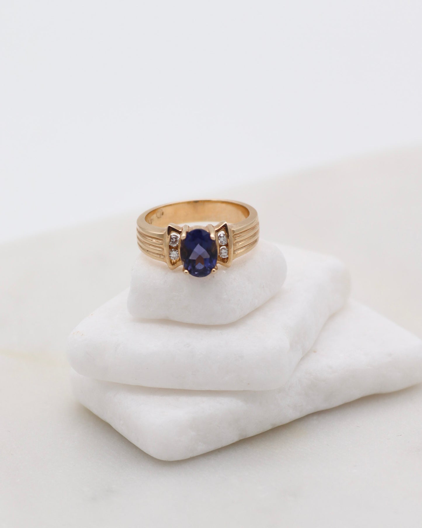 Vintage-Ring Kathleen mit 0.80ct Iolith & 0.08ct Brillanten, Bow-Tie-Rillenmuster in 585/-Gelbgold – erhältlich in München und Augsburg