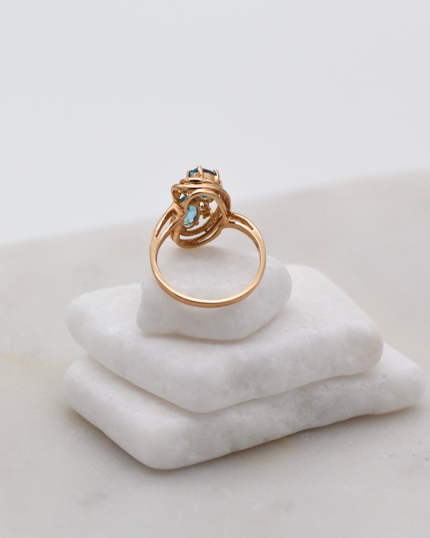 Vintage-Ring Theresa mit 0.60ct blauen Topasen & 0.05ct Brillanten, geschwungene Ringschiene aus 585/-Gelbgold – erhältlich in München und Augsburg