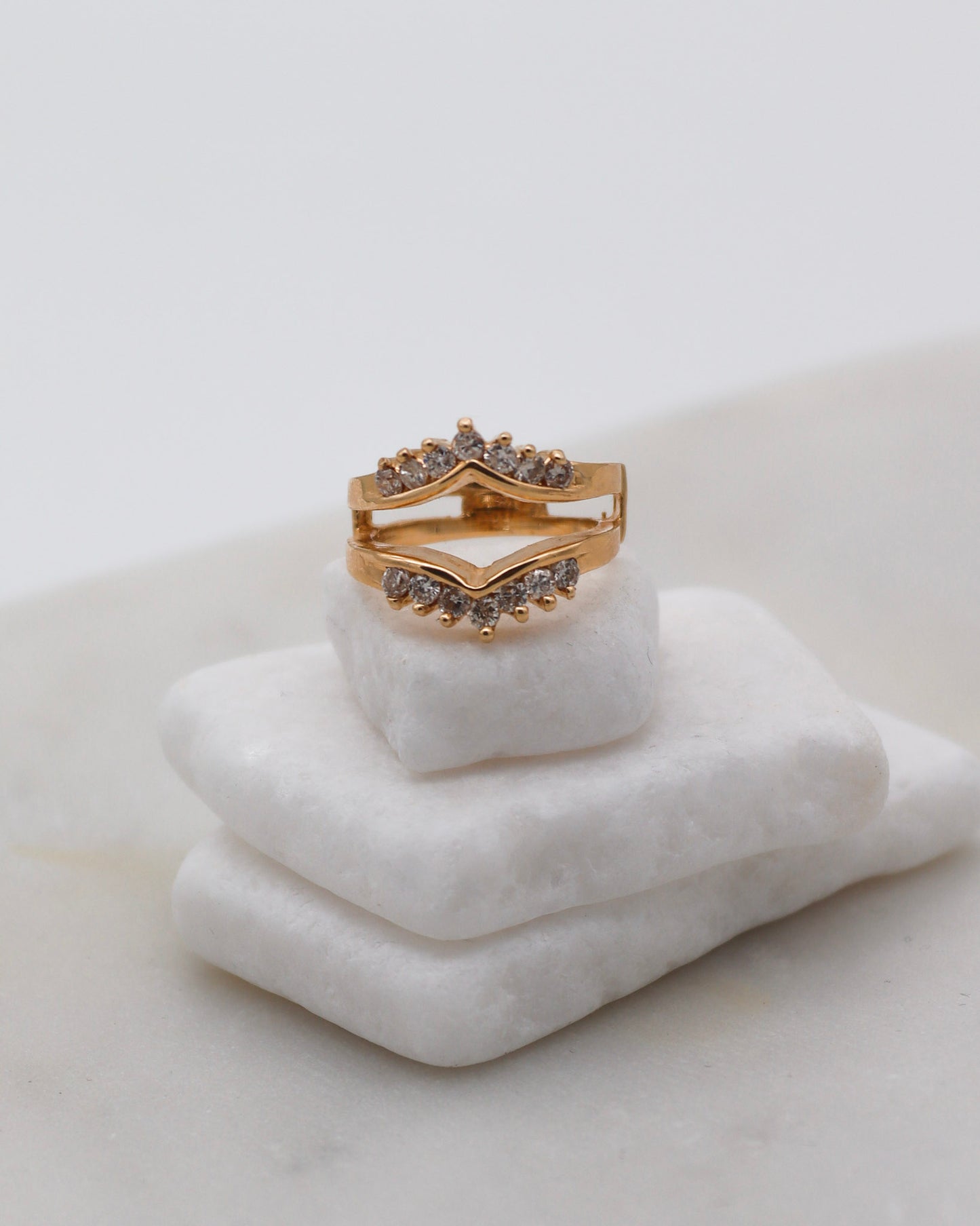Vintage-Ring Genevieve mit 0.72ct Brillanten (W/P1), gespaltene Guardring-Ringschiene aus 585/-Gelbgold – erhältlich in München und Augsburg