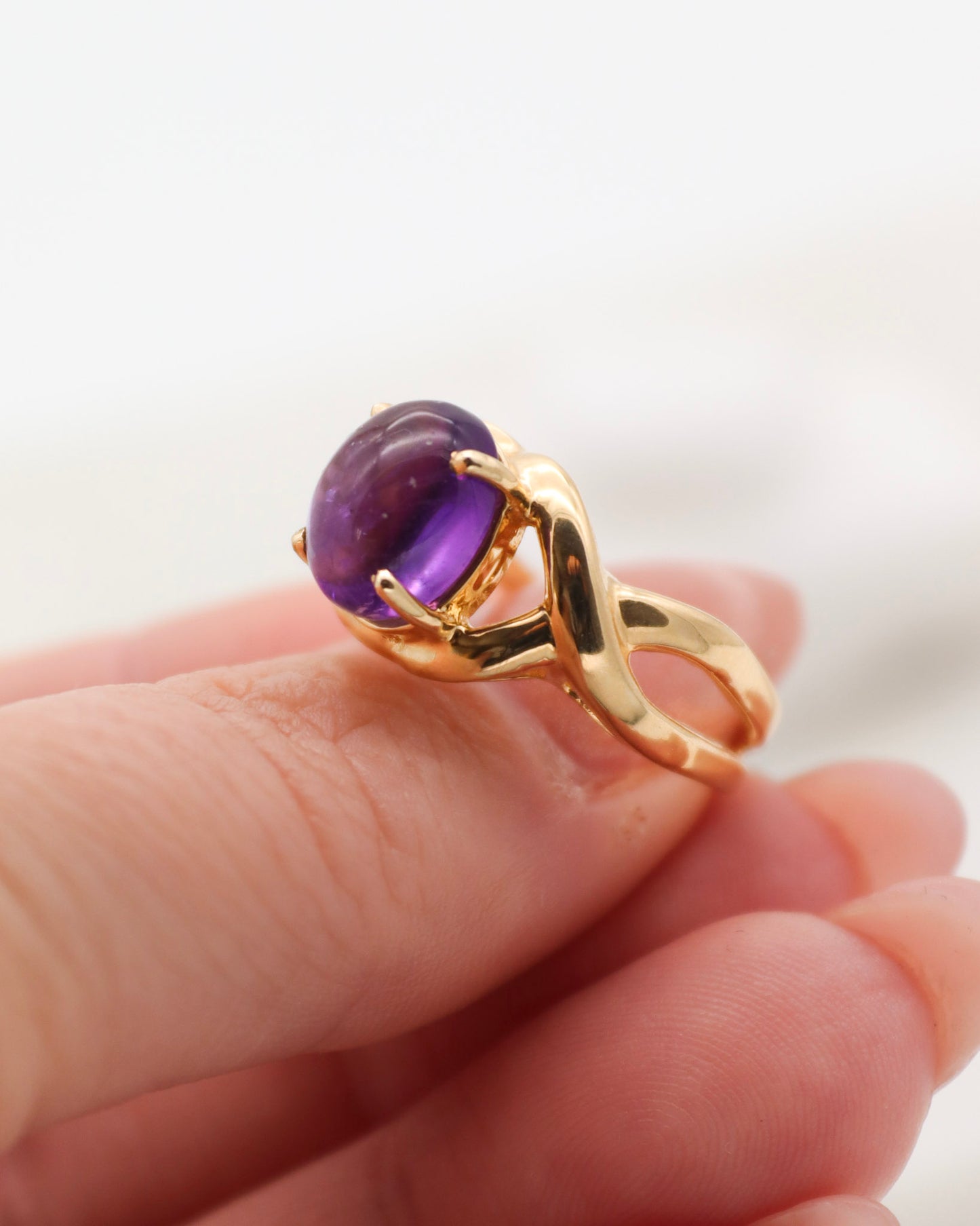 Vintage-Ring Janice mit 2ct Amethyst-Cabochon, Schleifen-Ringschiene in 585/-Gelbgold – elegantes Design, erhältlich in München und Augsburg