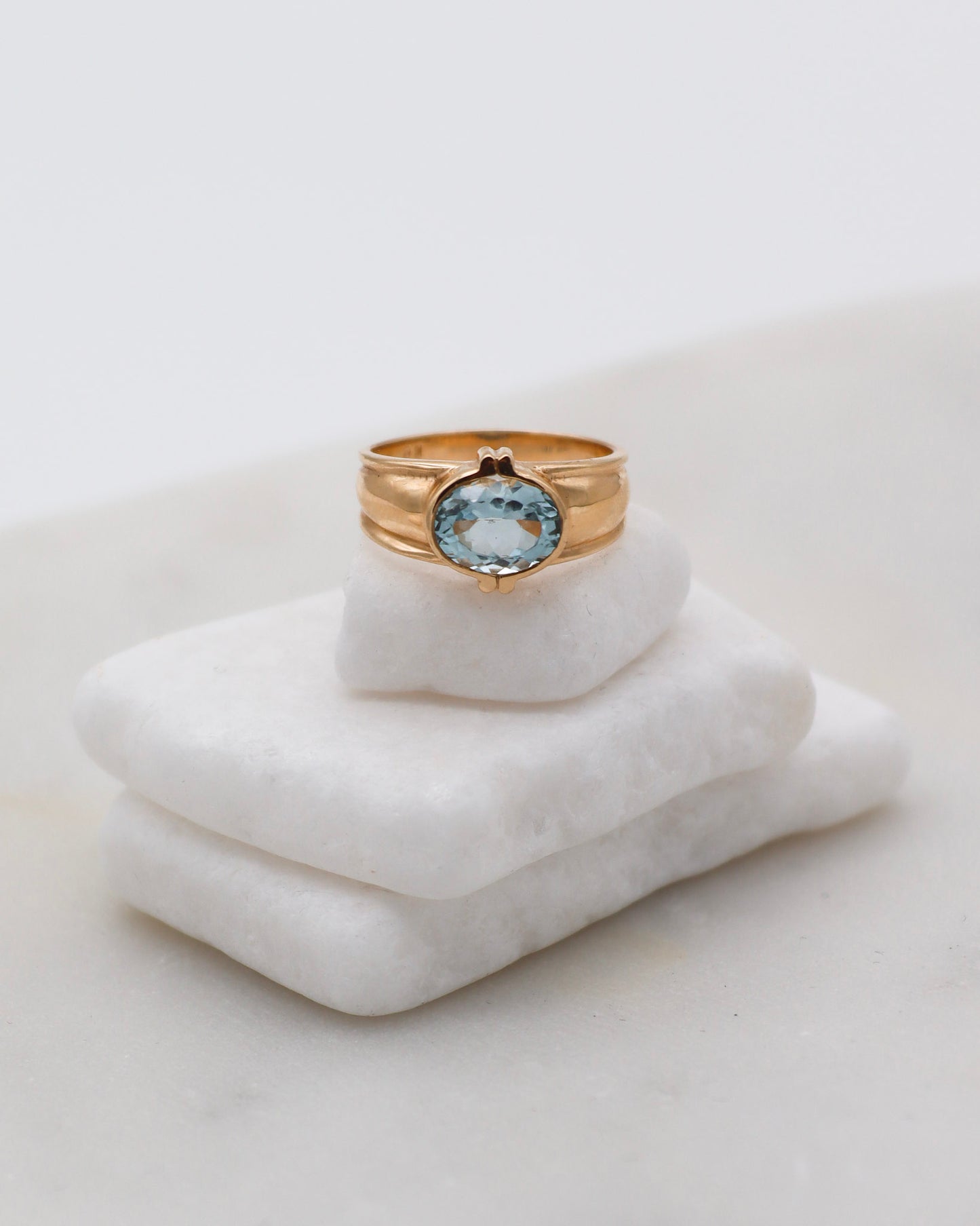 Vintage-Ring Uma mit 1.5ct quer gefasstem Aquamarin in glatter Bezel-Fassung, breite Ringschiene aus 585/-Gelbgold – erhältlich in München und Augsburg