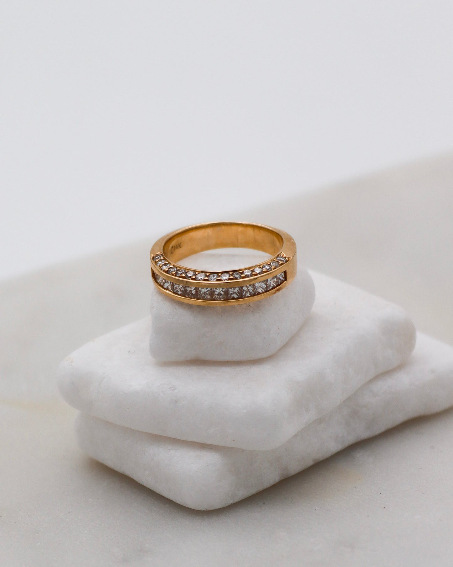 Vintage-Ring Xenia mit 1.14ct Diamanten (Brillanten & Princess Cut) in Verschnitt- und Invisible-Fassung aus 585/-Gelbgold – erhältlich in München und Augsburg