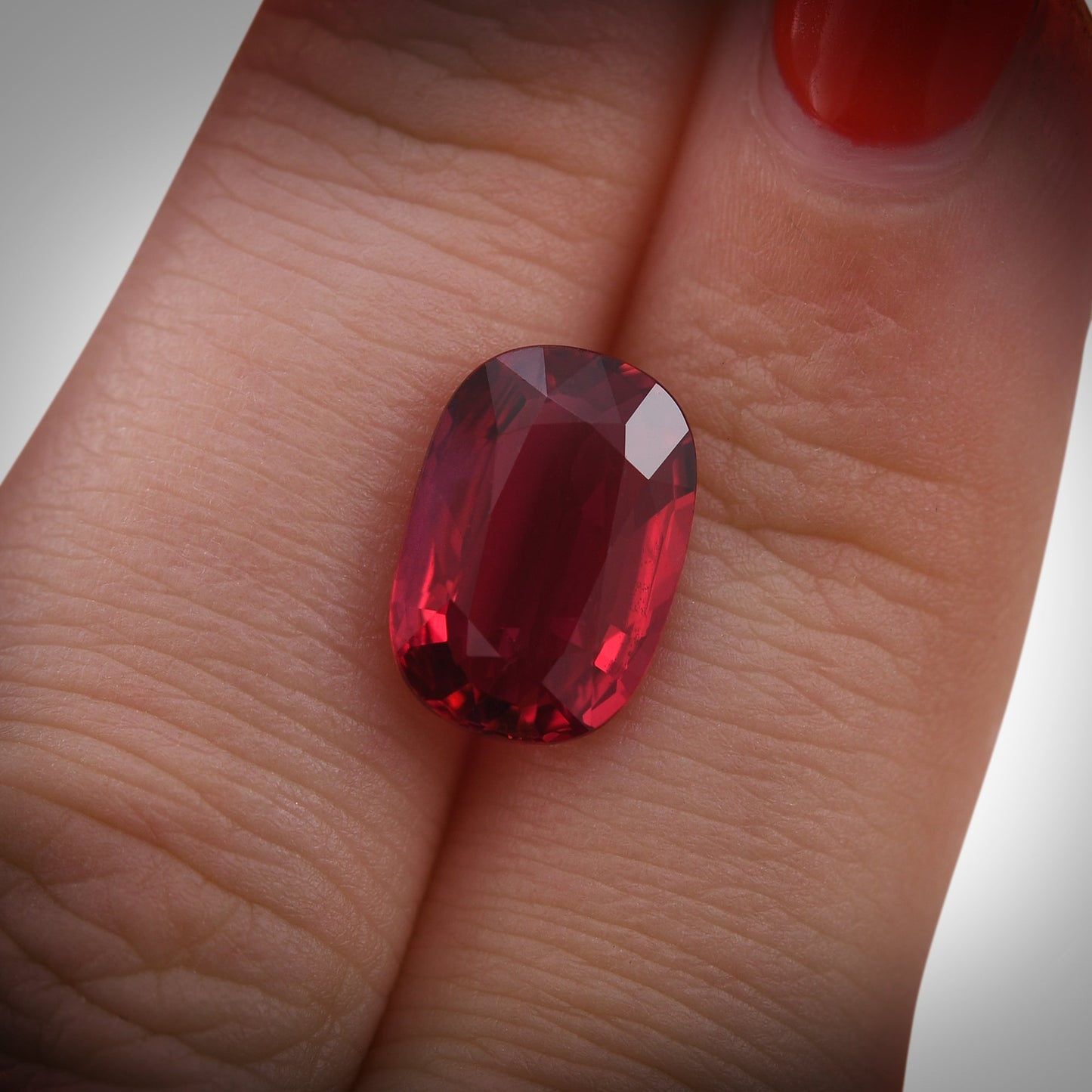 5,01 Karat roter MOSAMBIK-Kissenrubin GRS