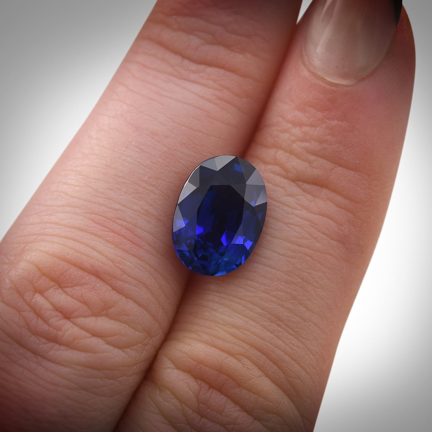 5,60 Karat blauer ovaler Saphir aus Madagaskar (AGL)