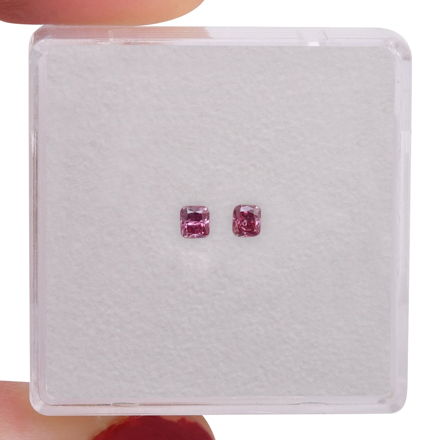 0,12 Karat Fancy Vivid Purplish Pink Cushion Diamonds (VS)