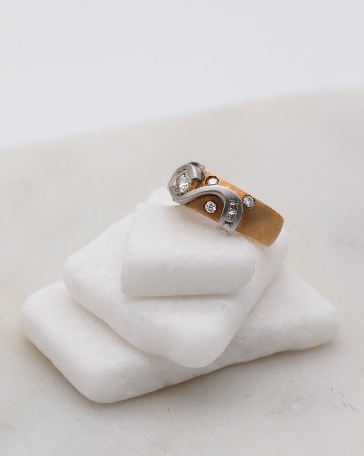 Vintage-Ring Sophia mit 1.10ct Brillanten & Princess Cut Diamanten, Wellenform in 585/-Gelb- & Weißgold – erhältlich in München und Augsburg